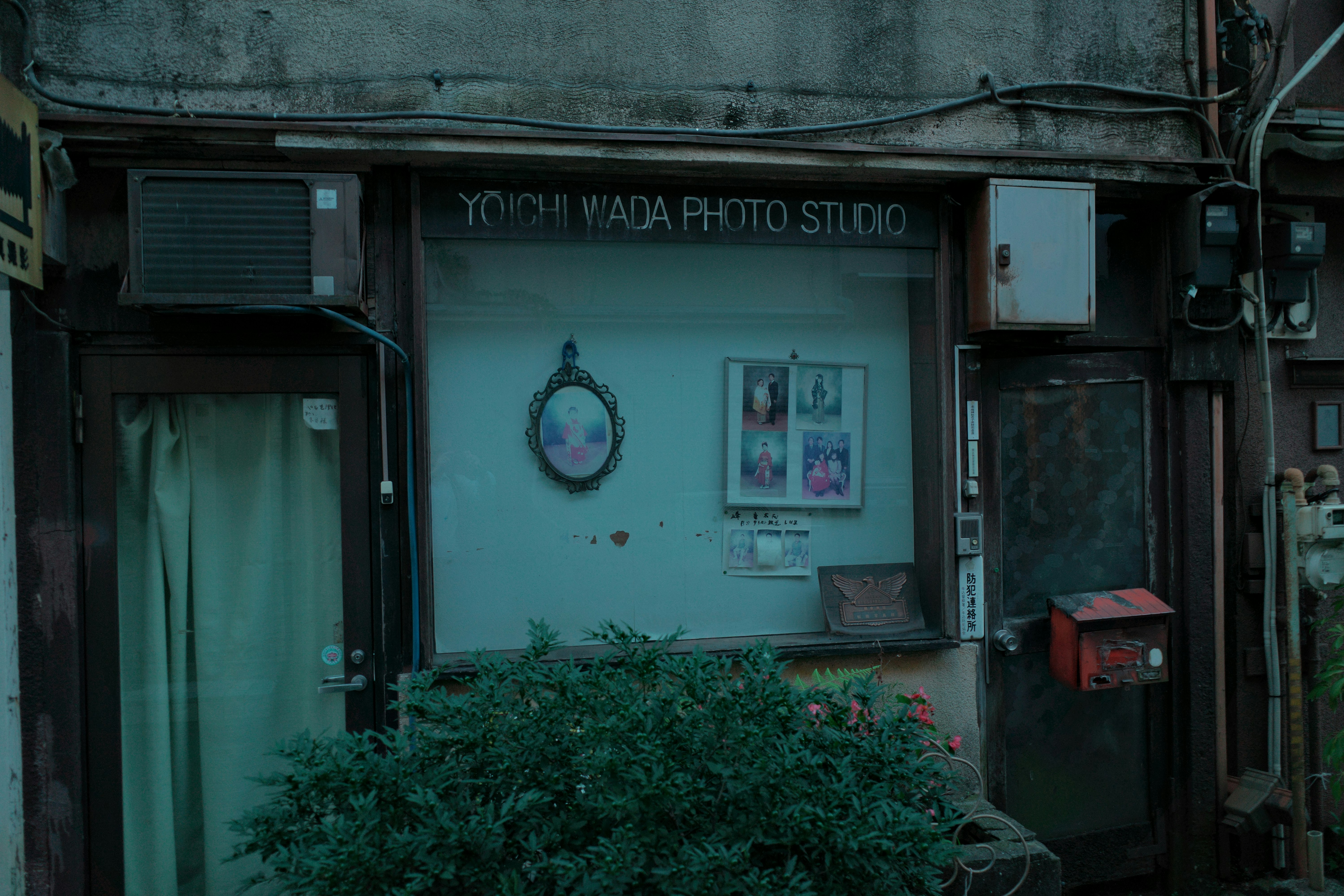 带有“YOICHI WADA PHOTO STUDIO”招牌的巷口入口