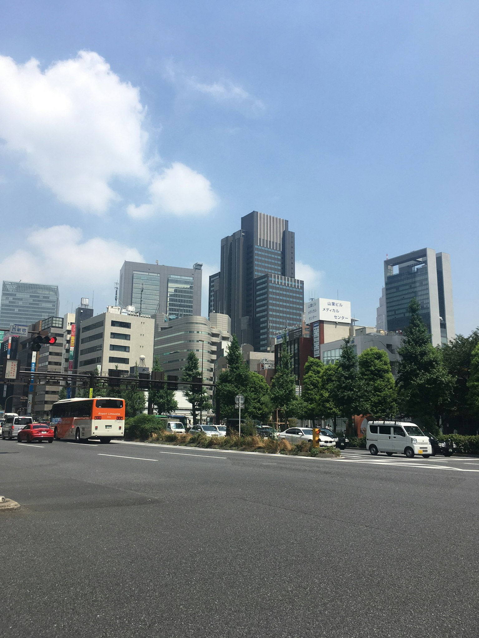 Horizonte de Tokio con rascacielos y cielo azul