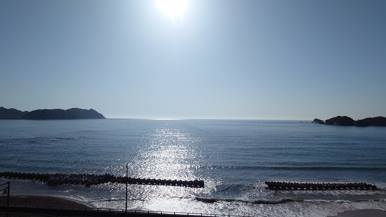 Panoramablick auf das blaue Meer und den Himmel mit einer strahlenden Sonne