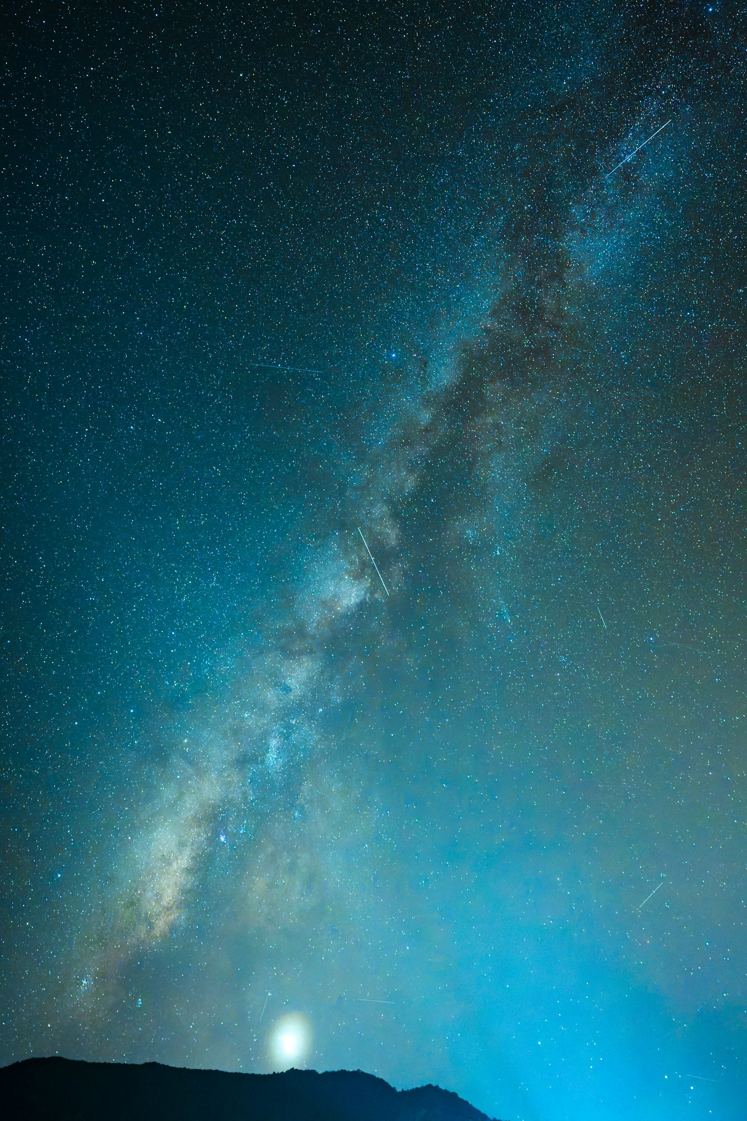 Via Lattea con innumerevoli stelle in un cielo notturno