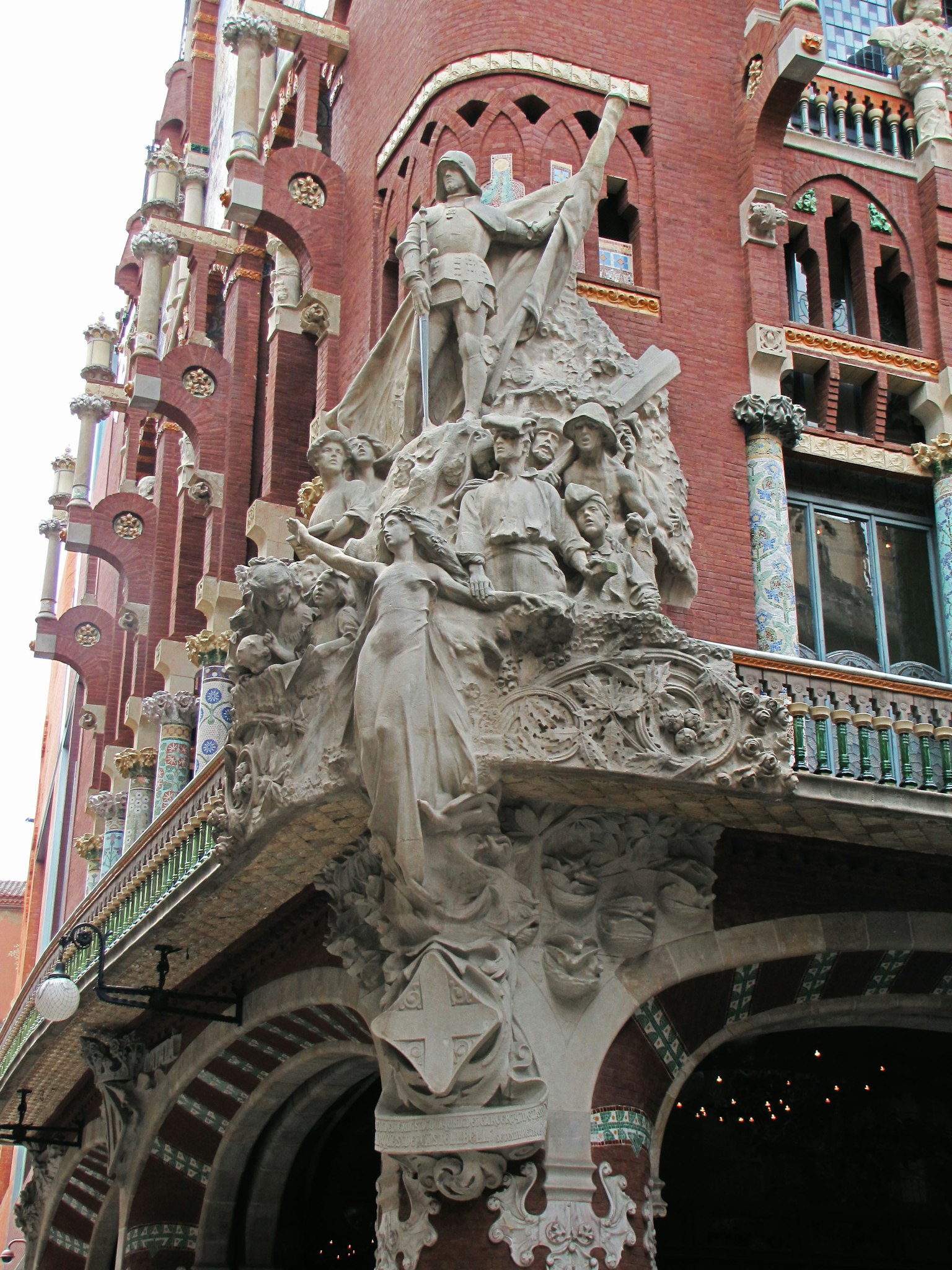 Sculptures décoratives sur la façade du Palau de la Música Catalana à Barcelone