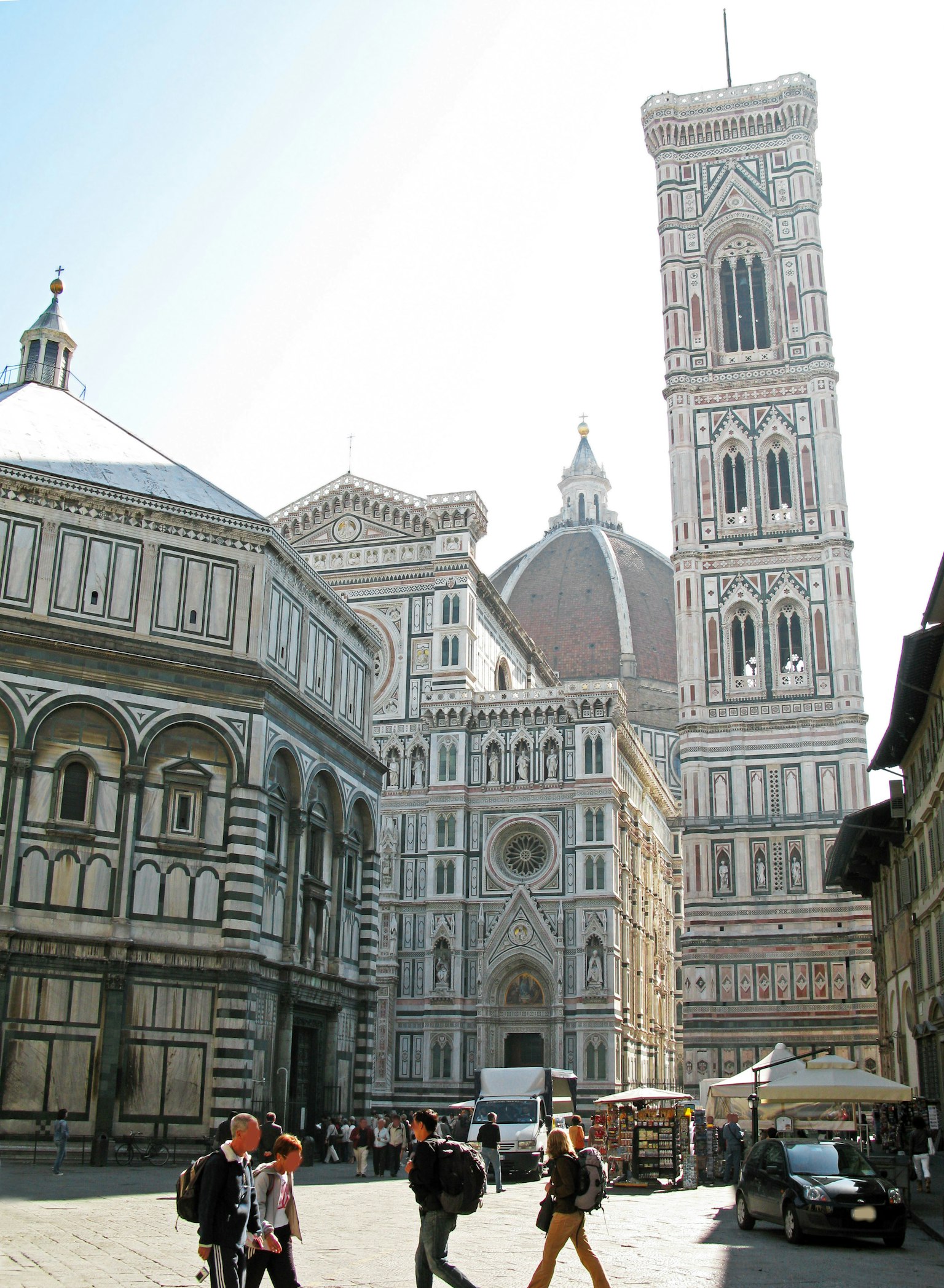 Arsitektur indah di Florence dengan orang-orang berkumpul di alun-alun
