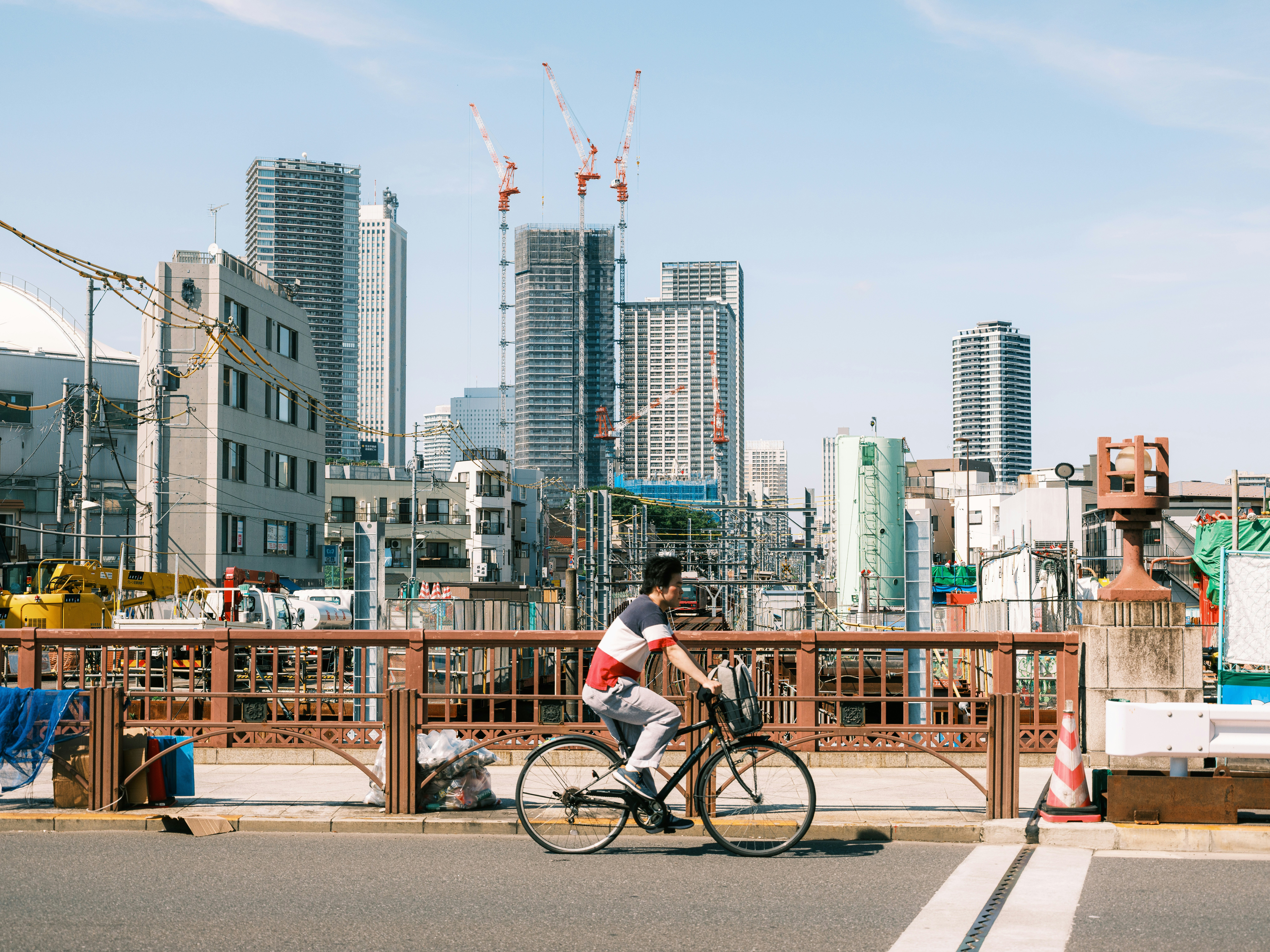 騎自行車的人和現代建築背景