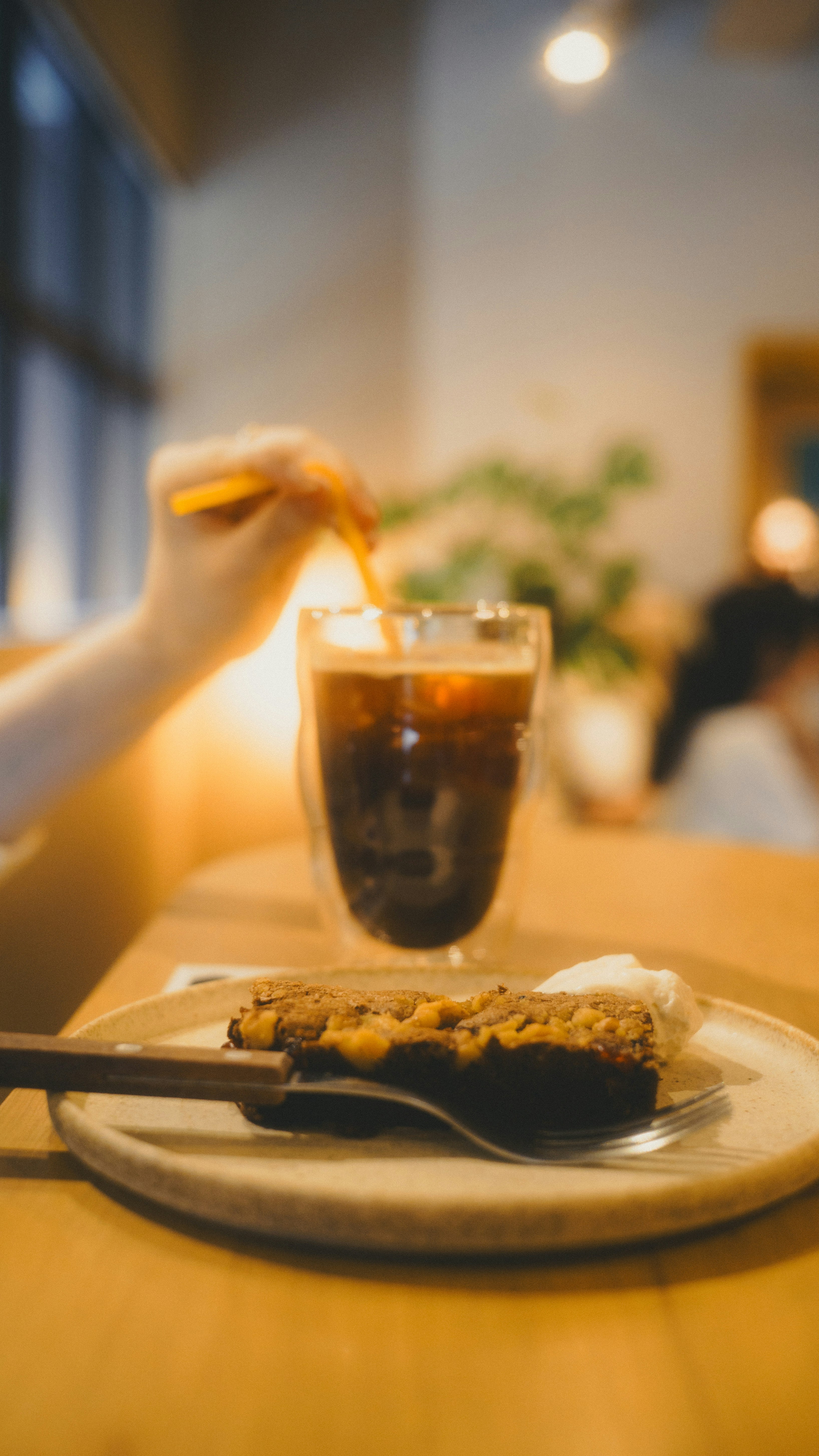 木のトレイに並ぶアイスコーヒーと焼き菓子