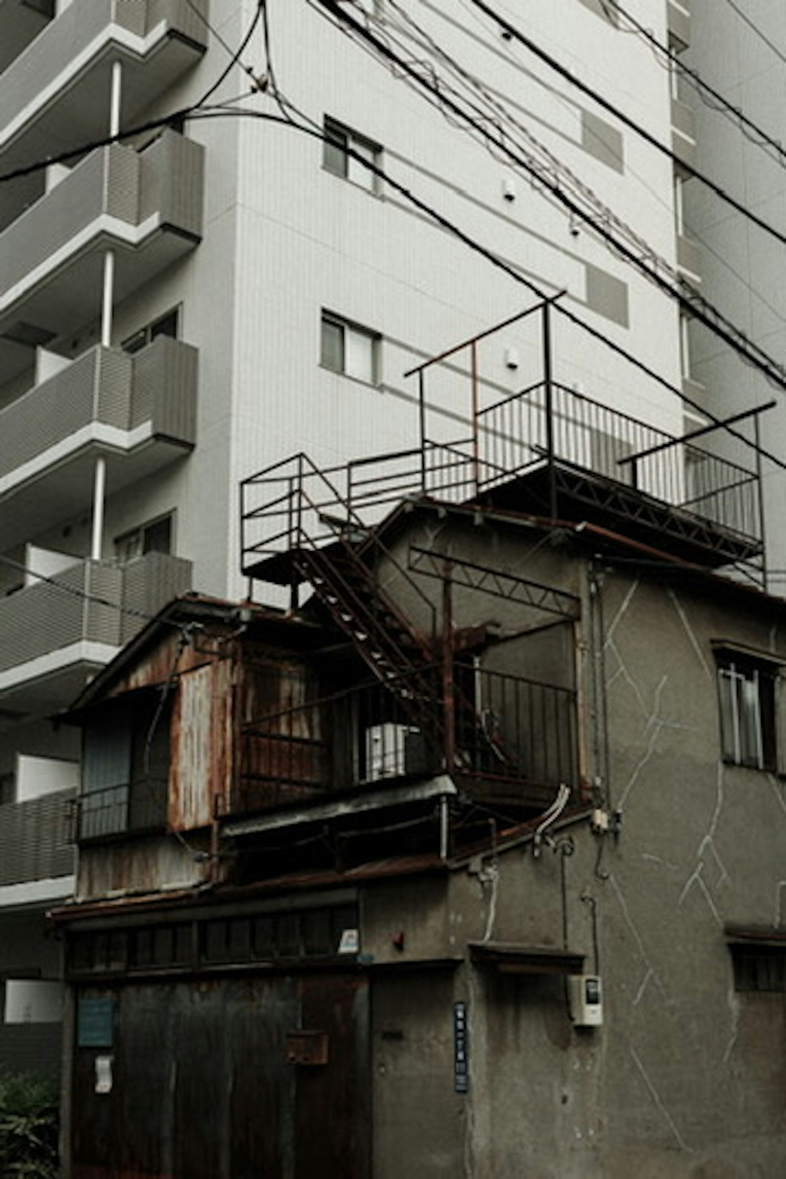 Scena urbana con un vecchio edificio accanto a un complesso di appartamenti moderni