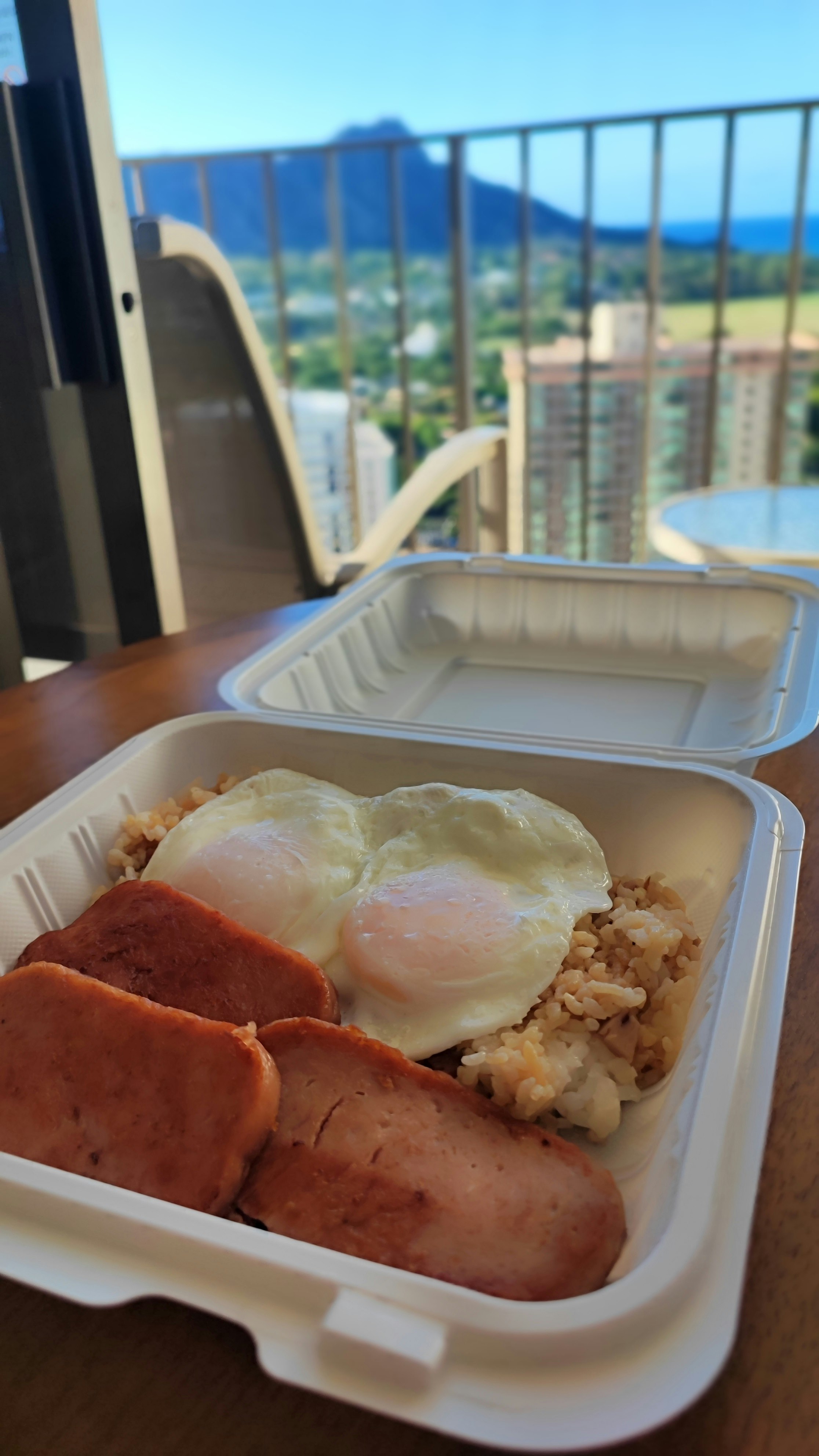 Table intérieure avec un repas à emporter et vue sur le balcon