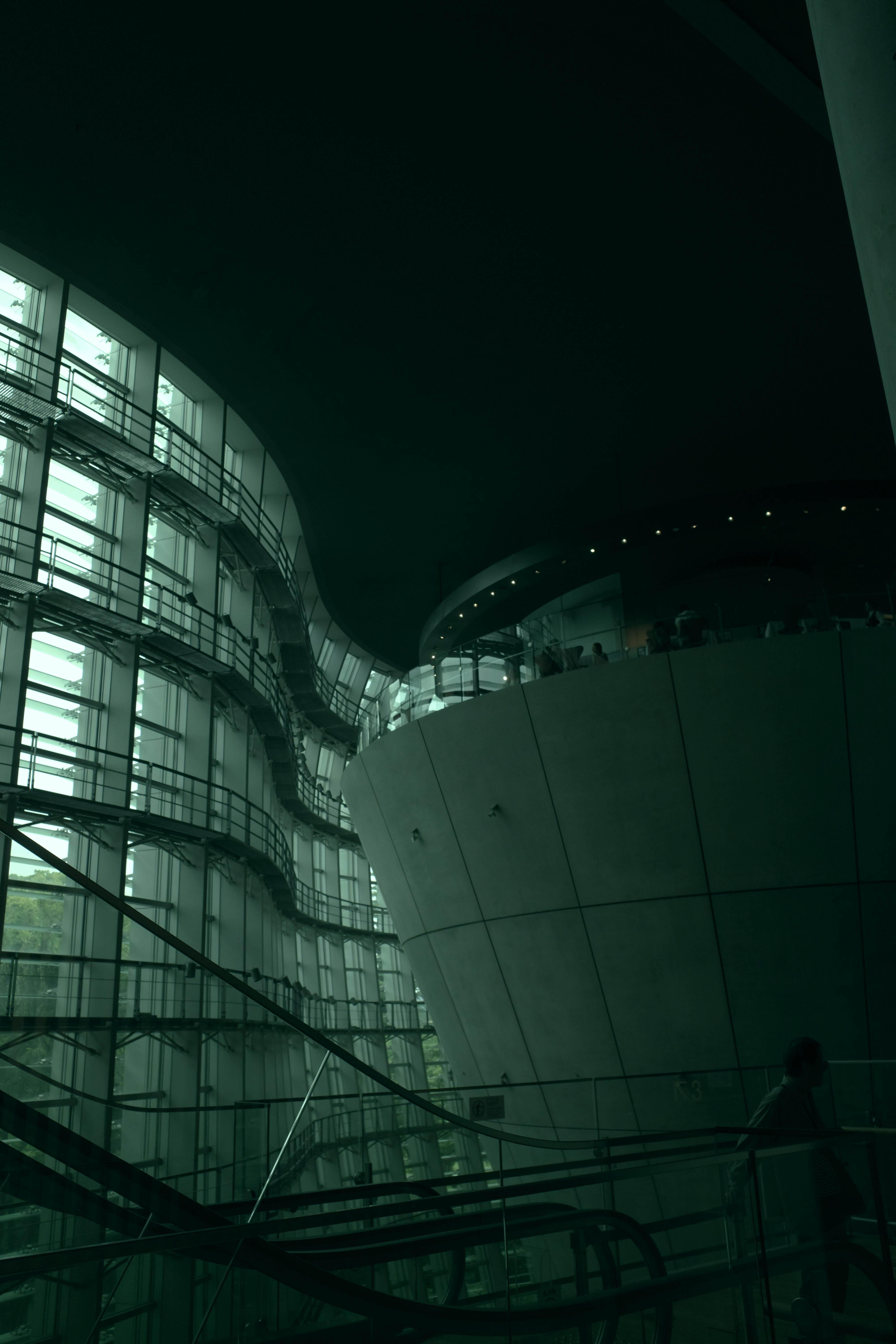 夜の近未来的な建物とガラス張りの回廊