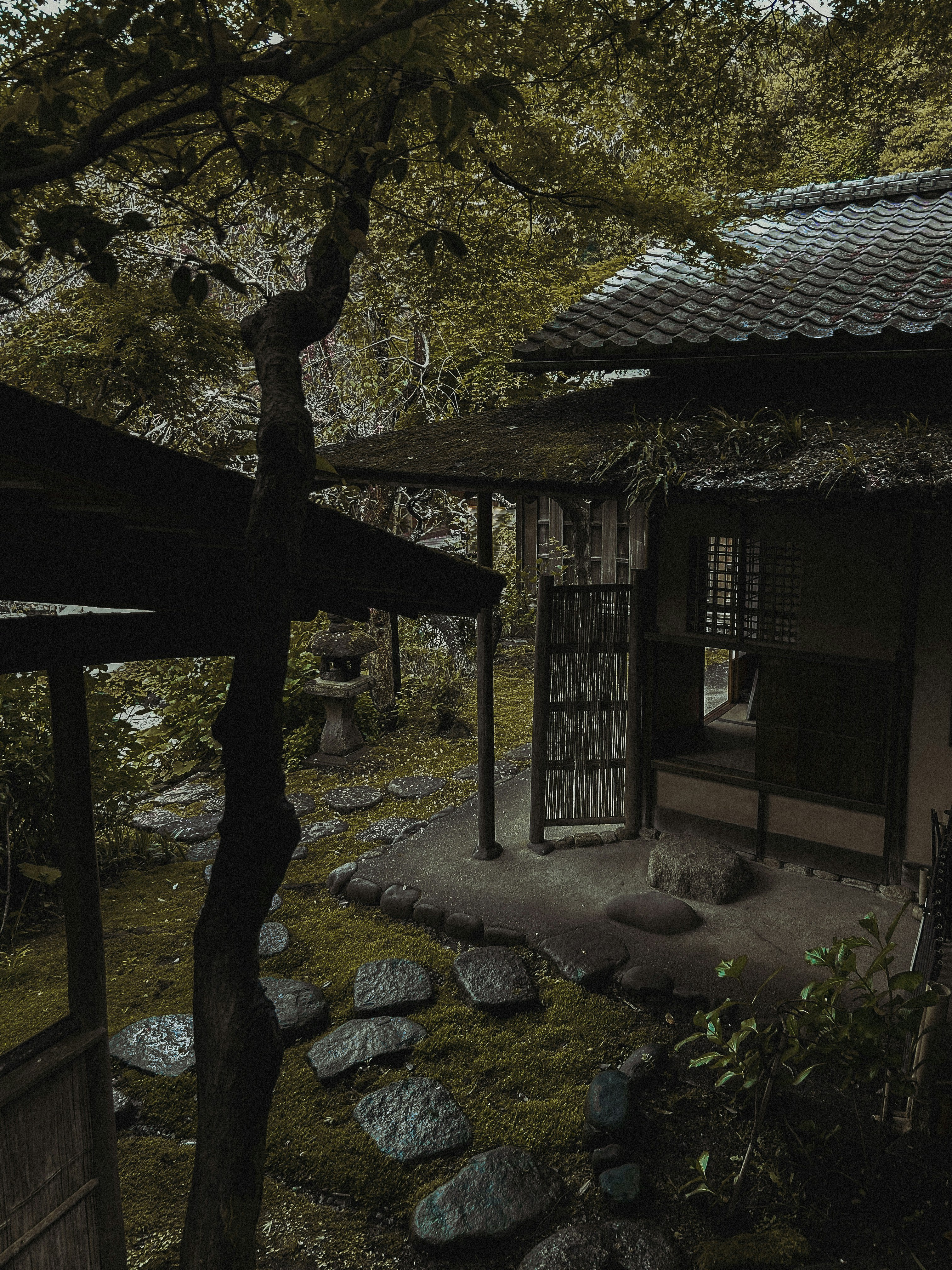 鎌倉寺院庭園的石徑與木質小屋