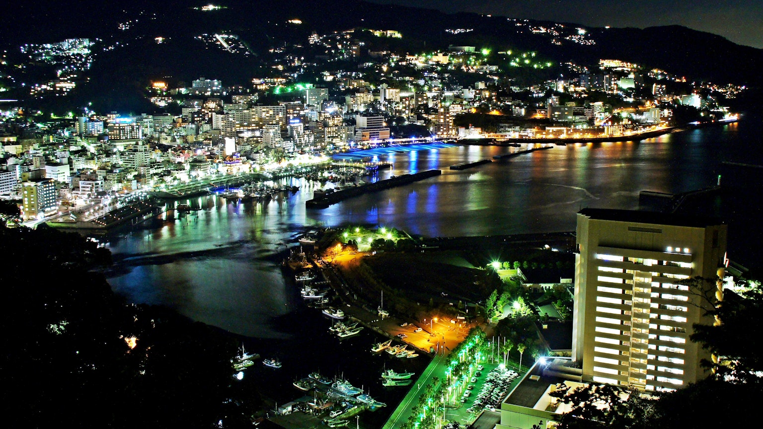 Impresionante vista nocturna de un paisaje urbano con reflejos en el río