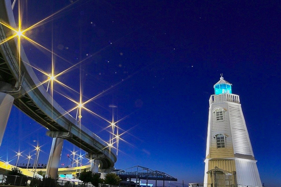 夜空に浮かぶ旧堺燈台ライトアップと橋のイルミネーション