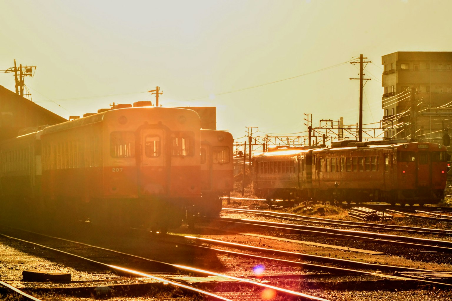 Treni in movimento al tramonto con luce calda