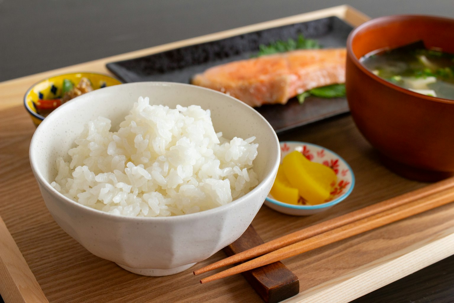 Ein Gericht der japanischen Küche mit weißem Reis Lachs und Miso-Suppe