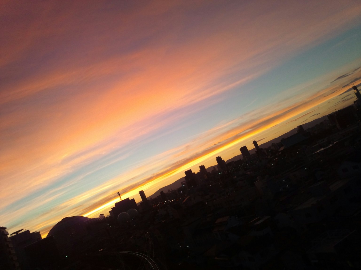 美麗的風景，夕陽下的天空和城市天際線