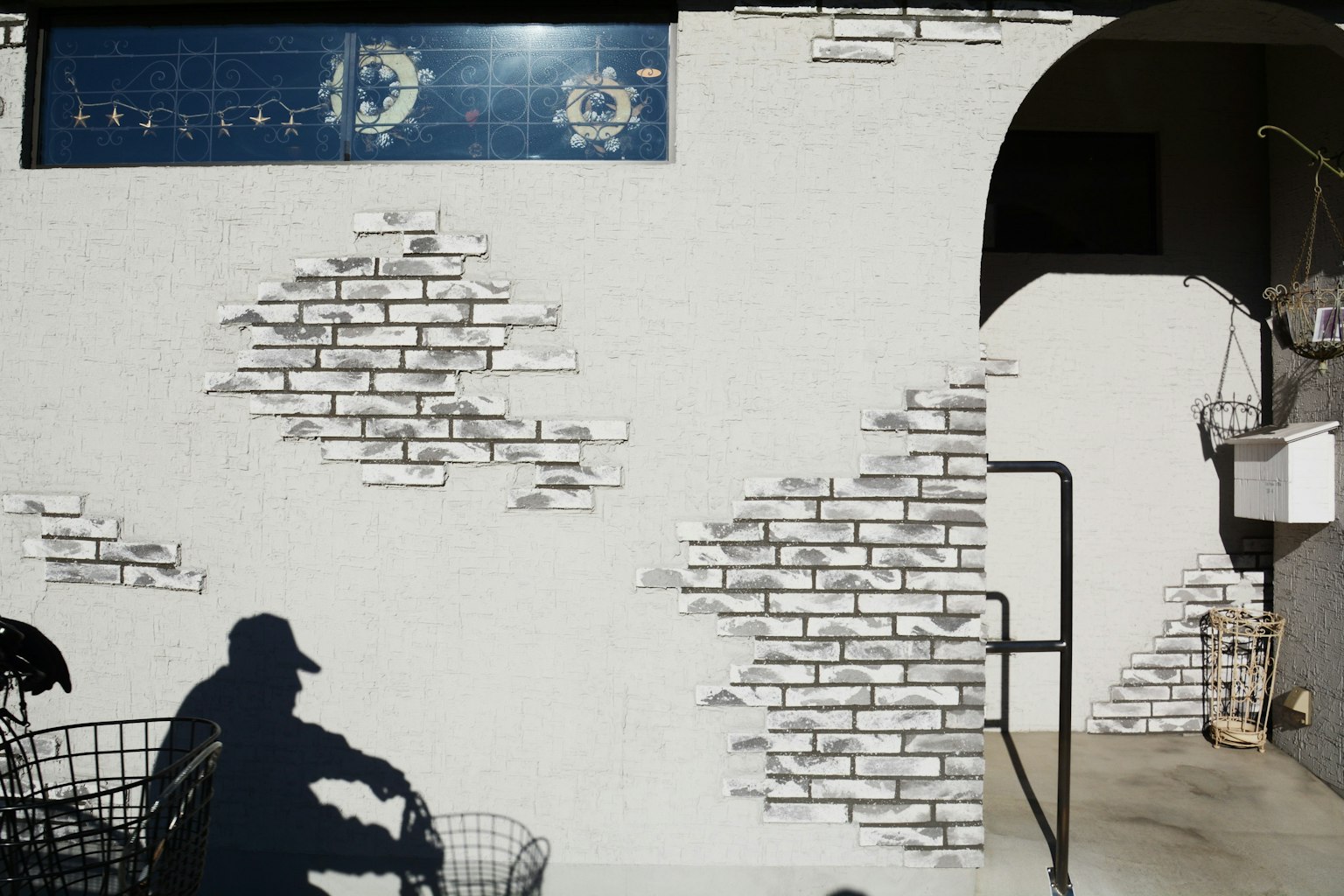 Immagine di un muro bianco con ombre di motivi in mattoni