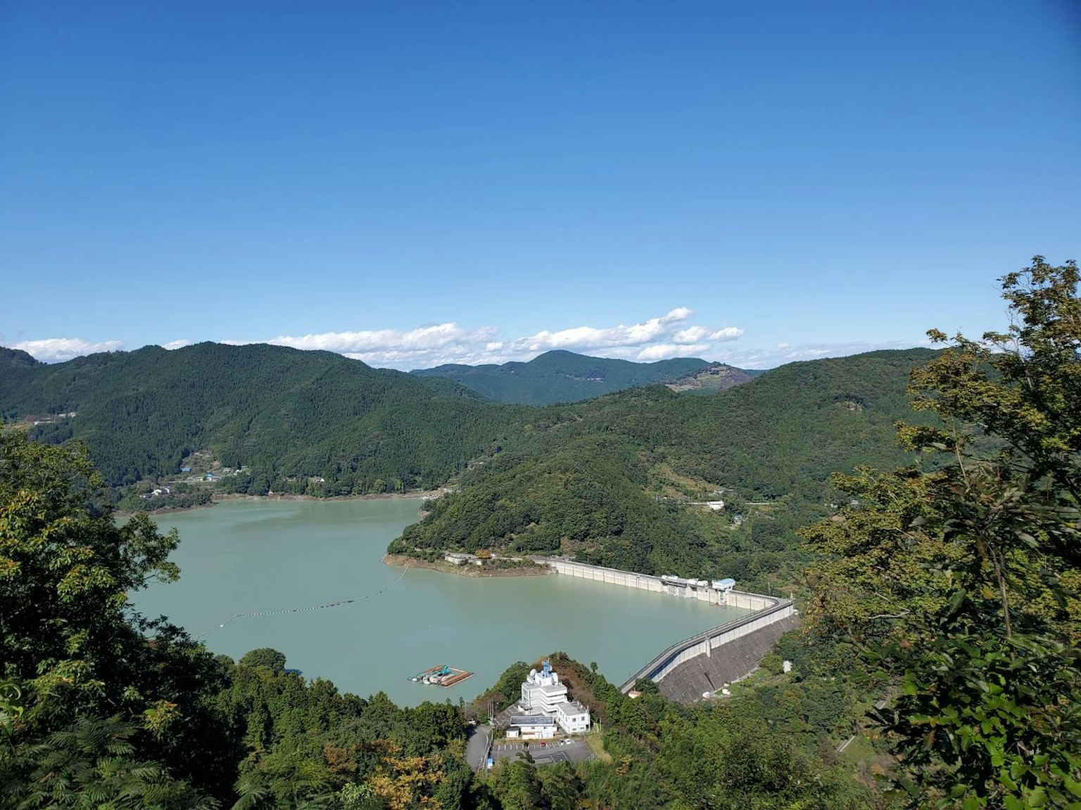 山川美景清澈的藍天和茂密的綠樹