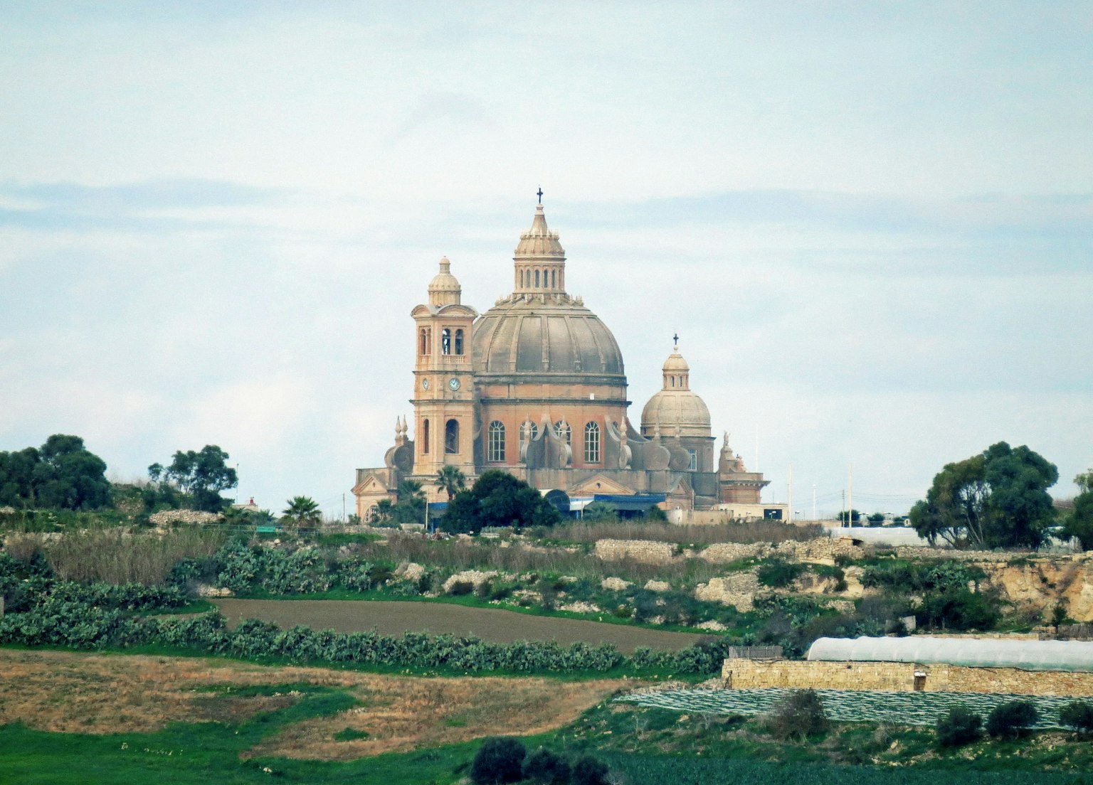 Vue pittoresque d'une grande église en forme de dôme sur des collines verdoyantes