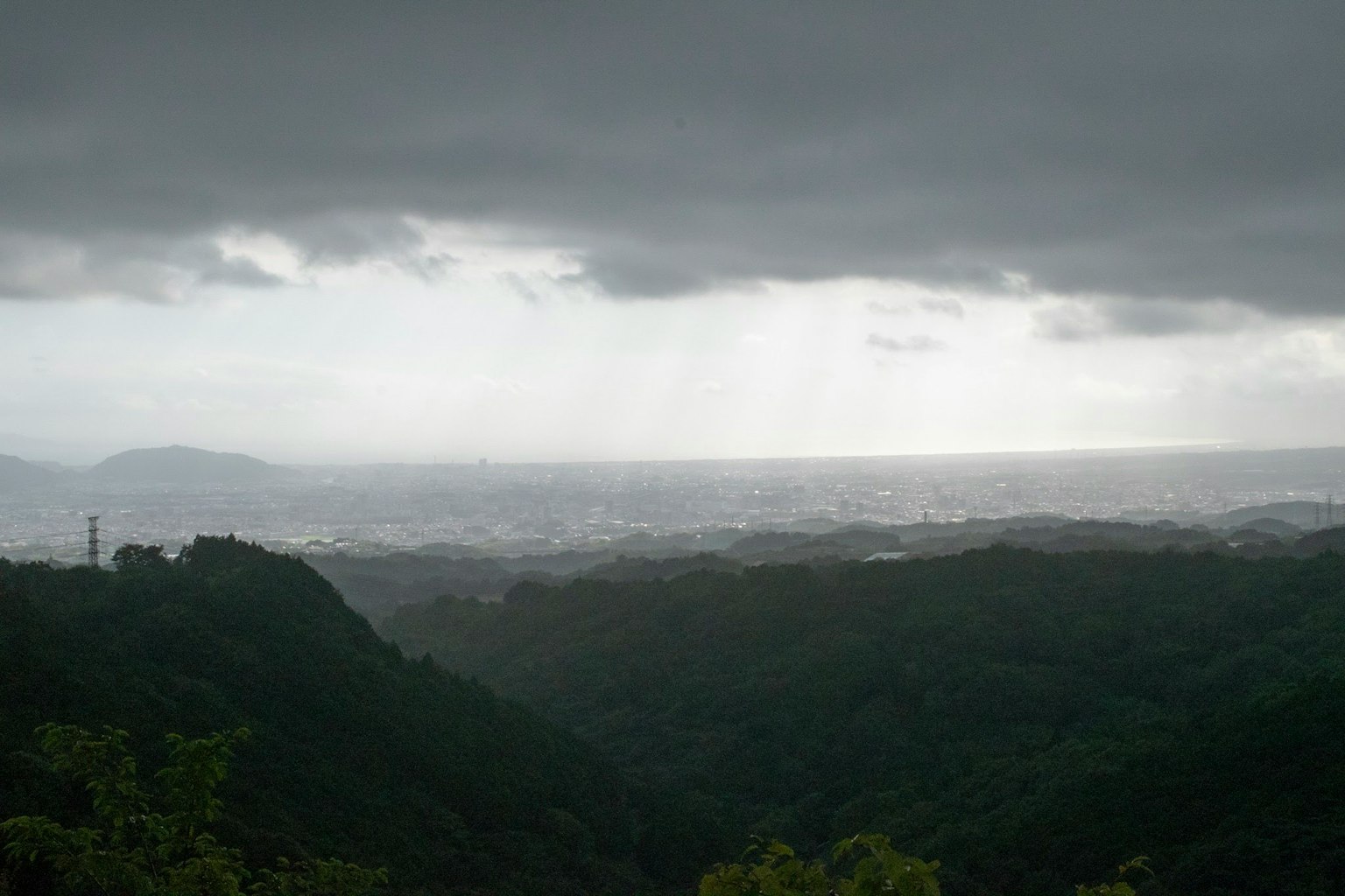 阴云密布的山脉和海洋的戏剧性风景