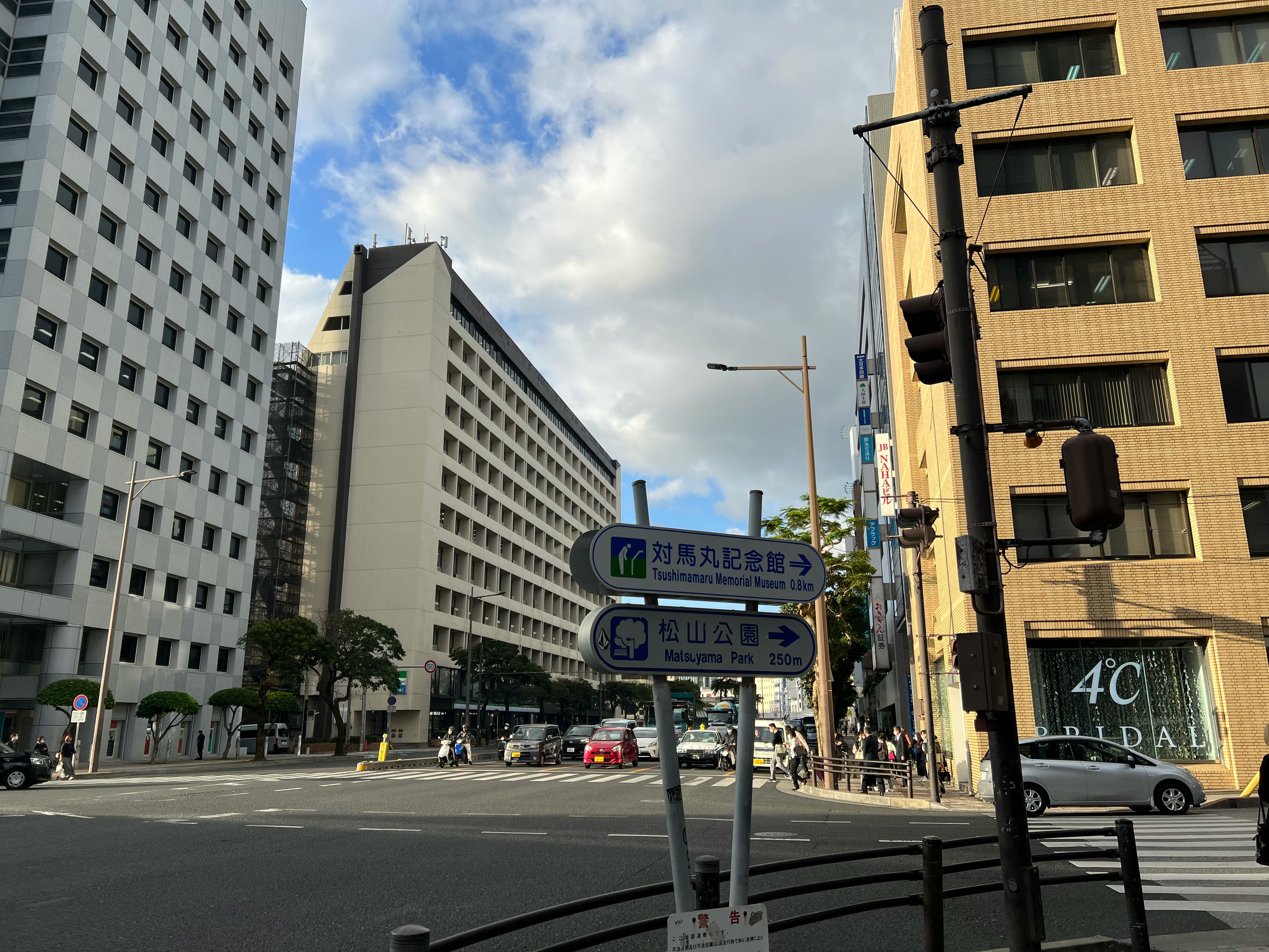 cruce urbano con semáforos y edificios altos