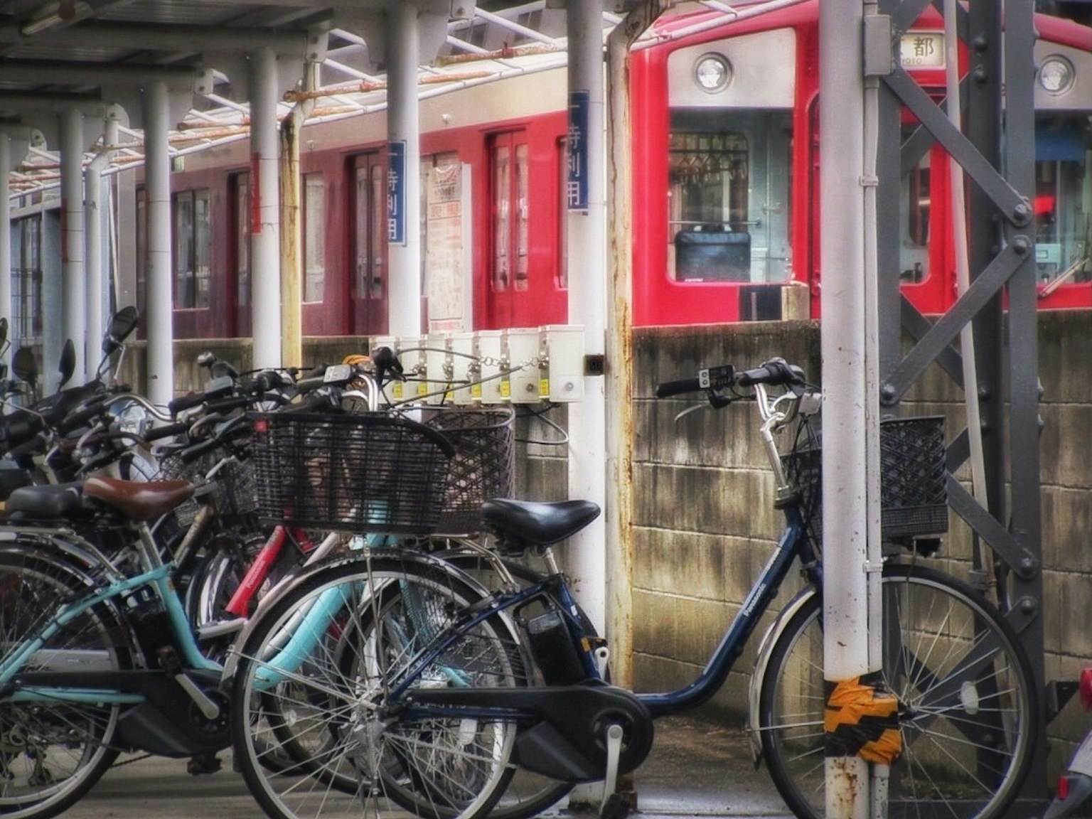 自行车停车区，背景是红色火车