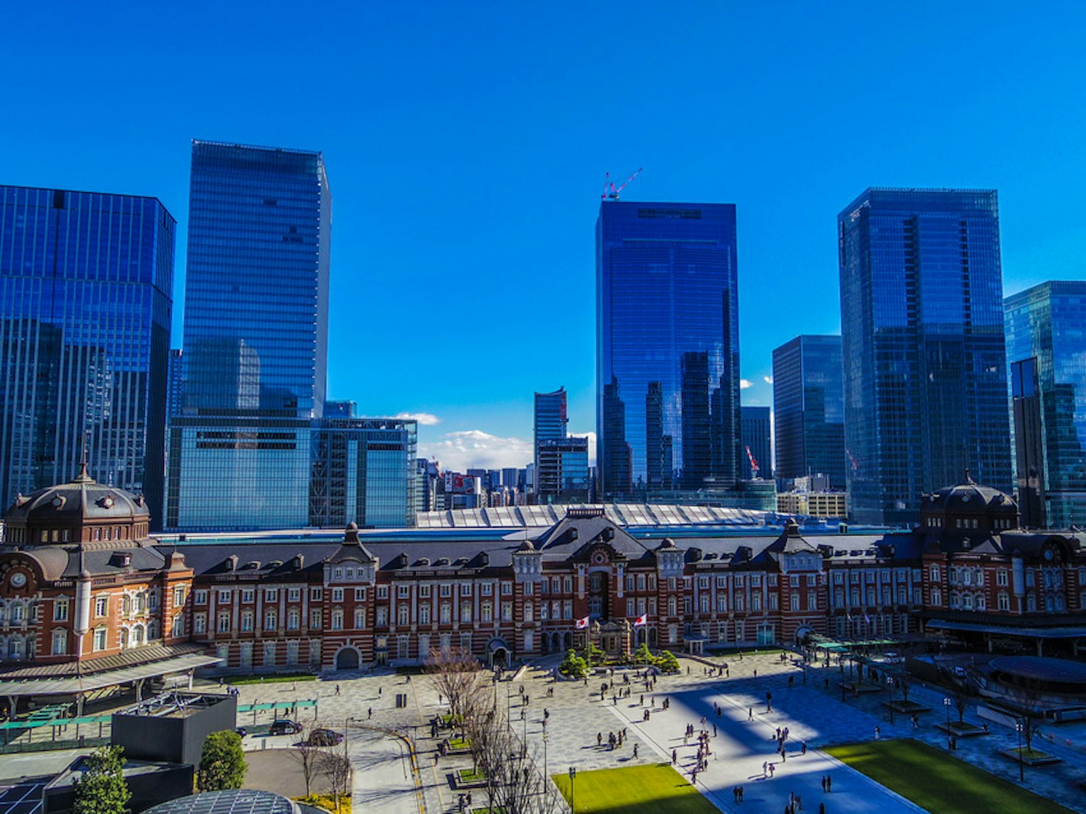 Vue de la gare de Tokyo et des gratte-ciels sous un ciel bleu clair