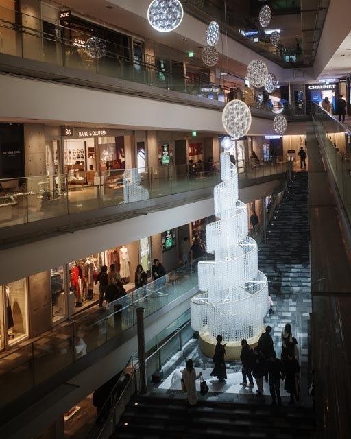 Escalera en un centro comercial interior con atrio y personas