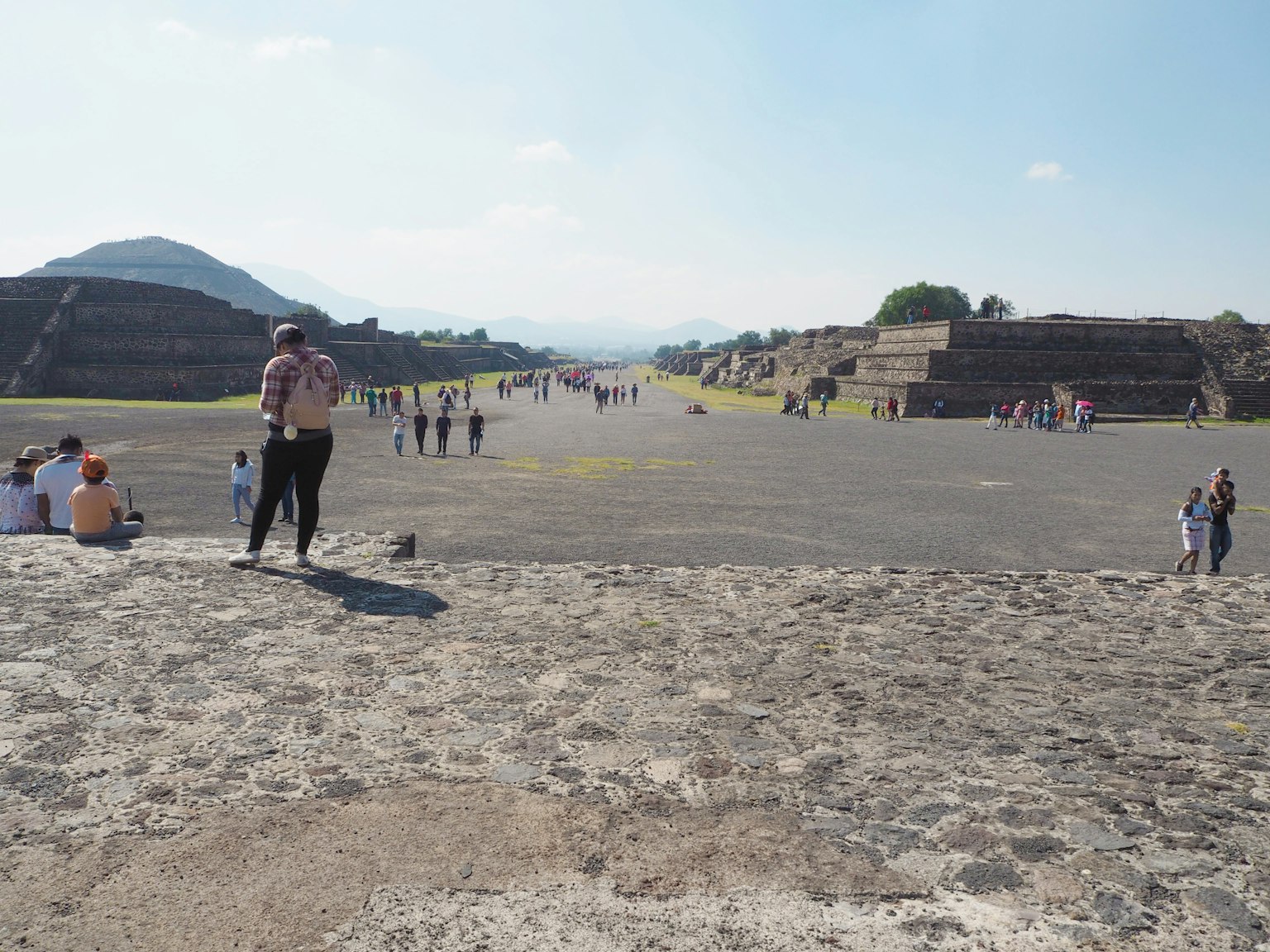 Cảnh Teotihuacan với các kim tự tháp và du khách