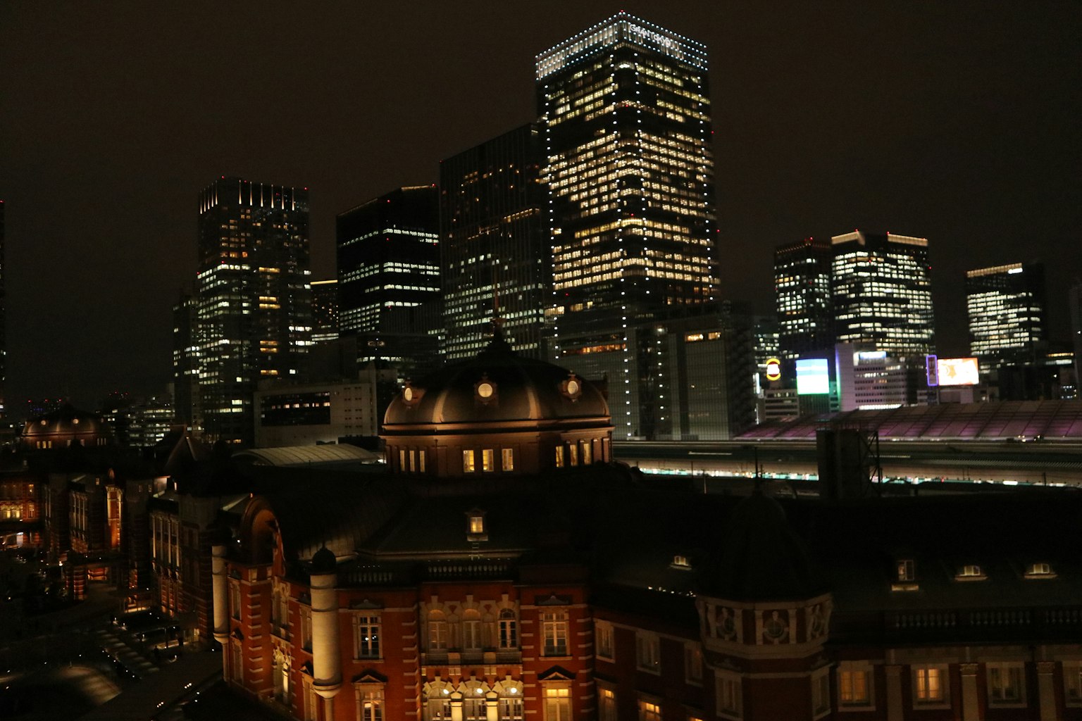 Vue nocturne de la ligne d'horizon de Tokyo avec des gratte-ciels modernes et des bâtiments historiques
