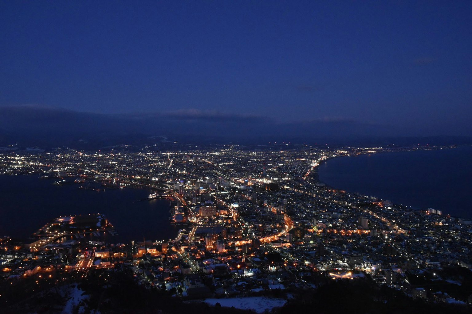 Pemandangan panorama kota yang indah di malam hari