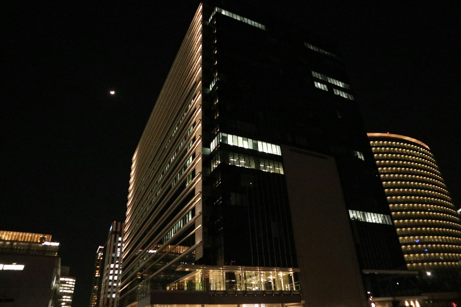 Tòa nhà chọc trời hiện đại trong cảnh quan thành phố ban đêm