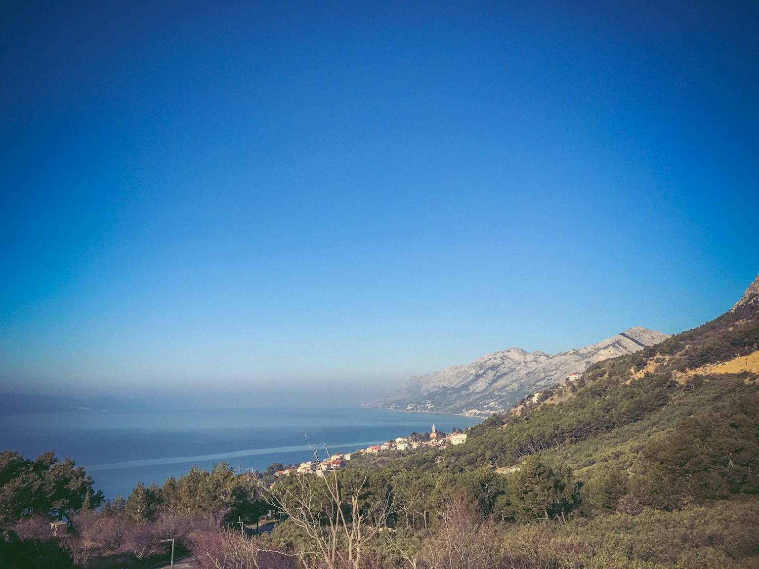 Paesaggio montano con cielo blu e mare