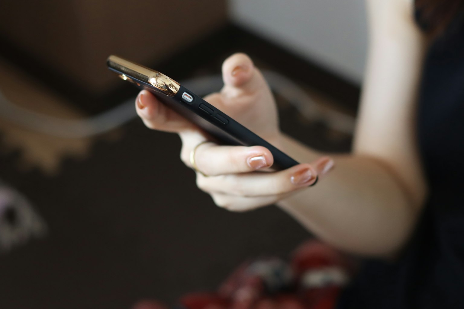 Primer plano de la mano de una mujer sosteniendo un teléfono inteligente