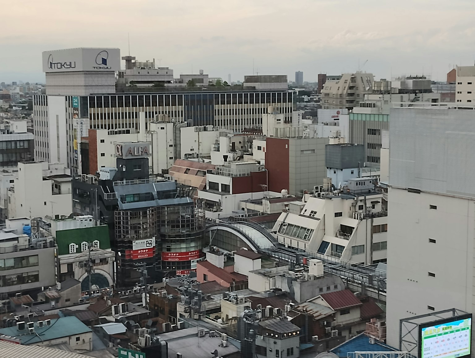 Vue de la ville avec des immeubles de grande hauteur et des rues étroites