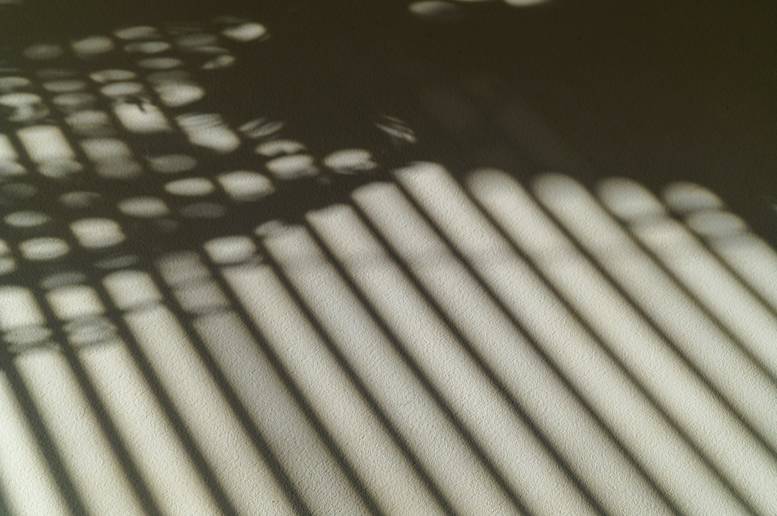 Motif abstrait de bandes lumineuses et d'ombres croisées