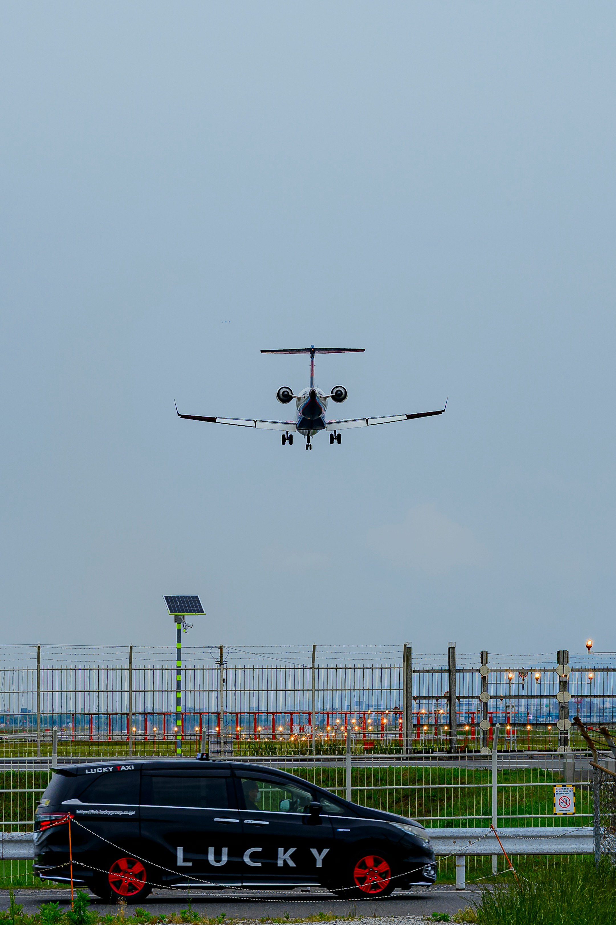Un avión despegando o aterrizando sobre la pista del aeropuerto de Fukuoka