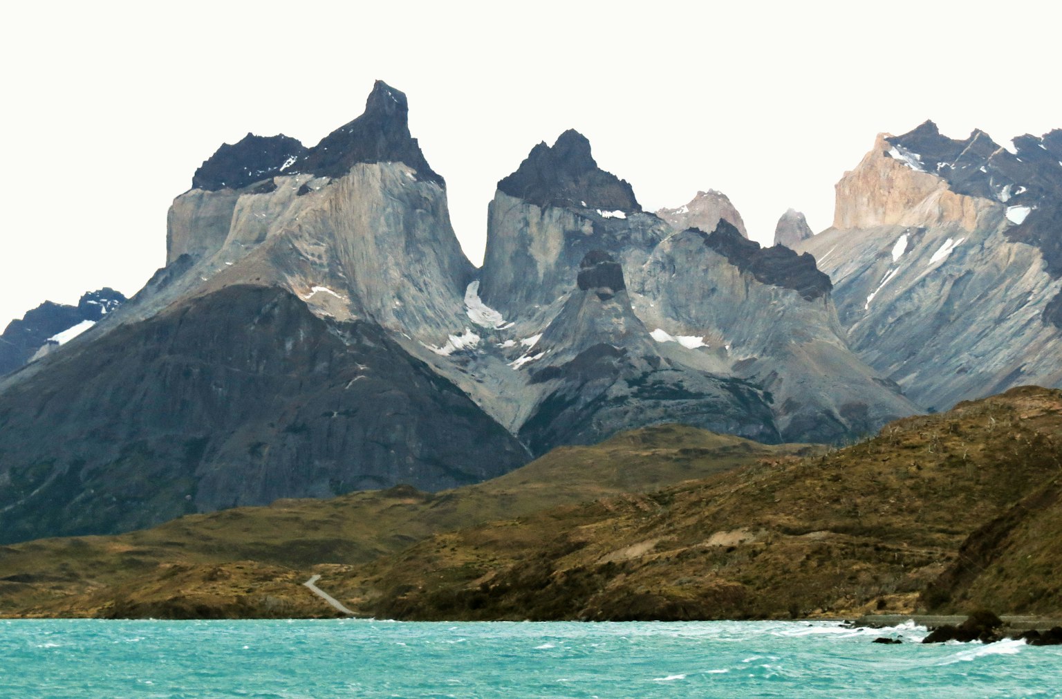 Những ngọn núi hùng vĩ và hồ màu ngọc lam trong Vườn quốc gia Torres del Paine