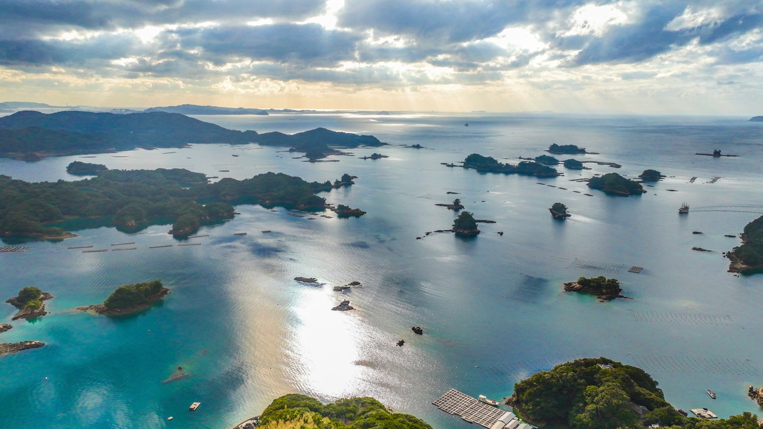 Vista aerea di un bellissimo paesaggio costiero con piccole isole e acqua luccicante