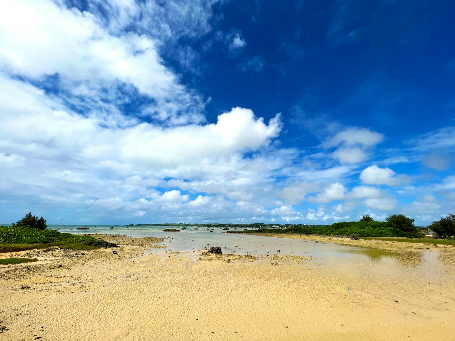 Vue de plage pittoresque avec ciel bleu et nuages blancs