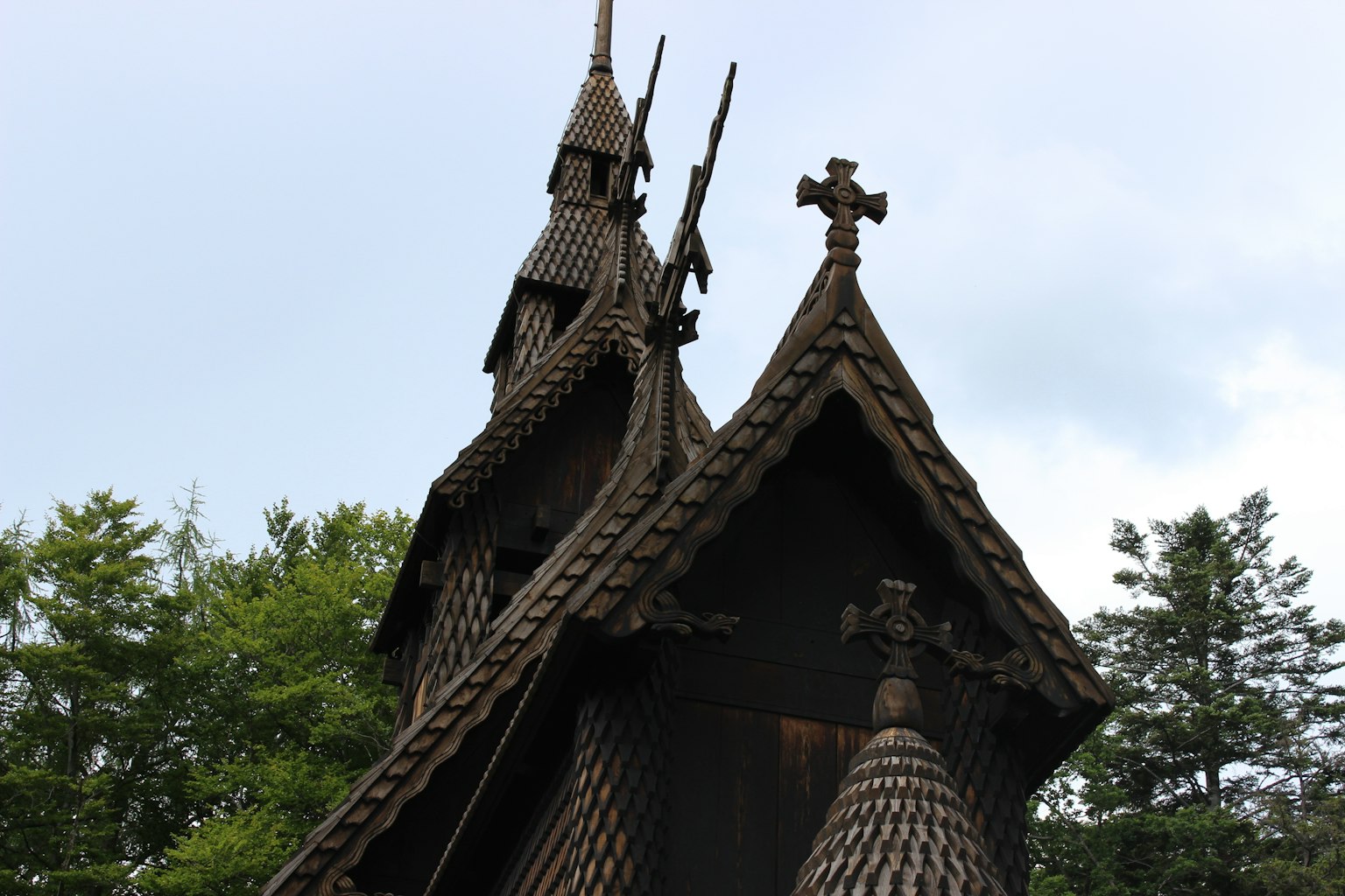 Holzkirchendach mit Türmen und Kreuzen