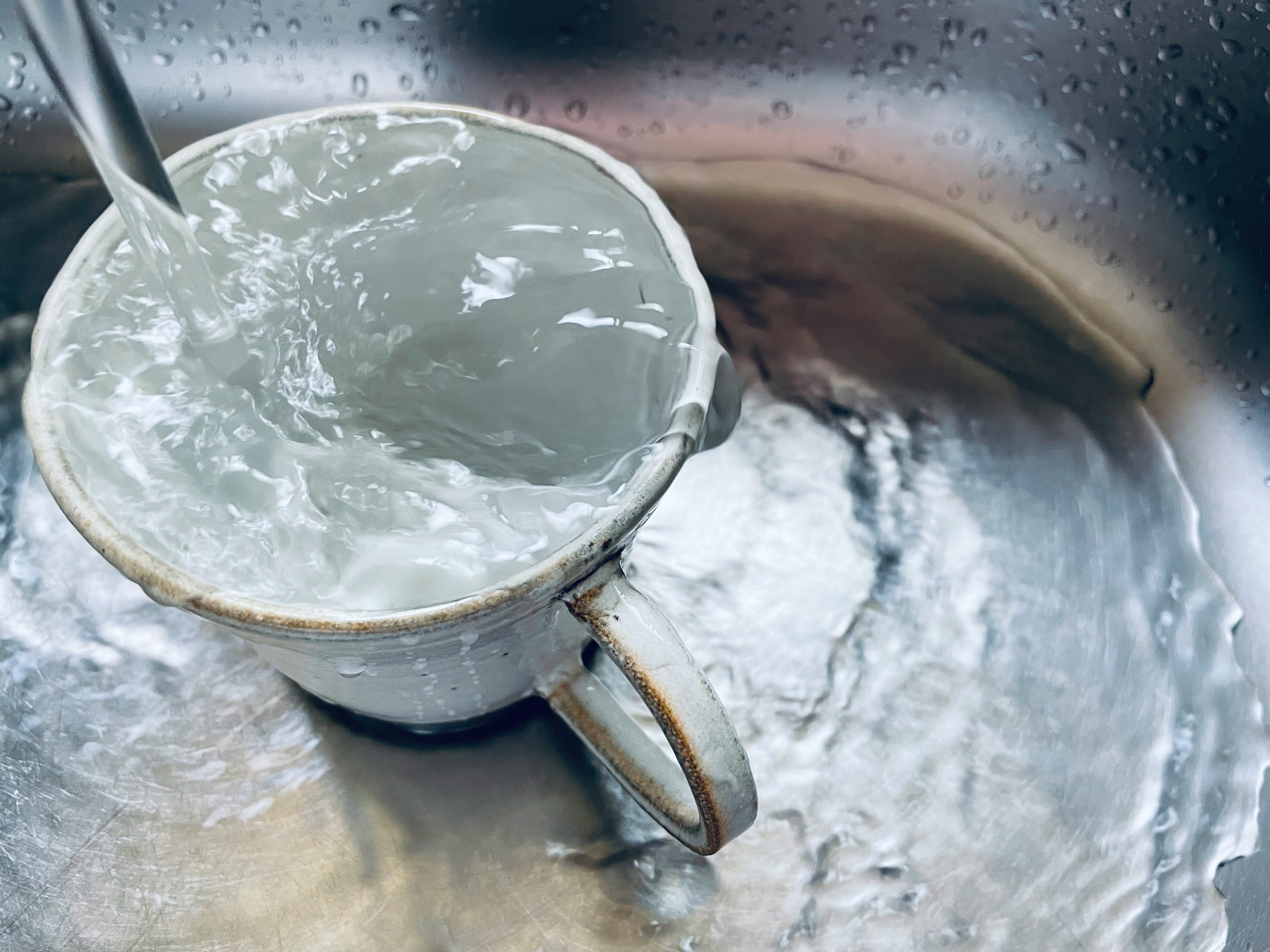金属碗里注水形成涟漪