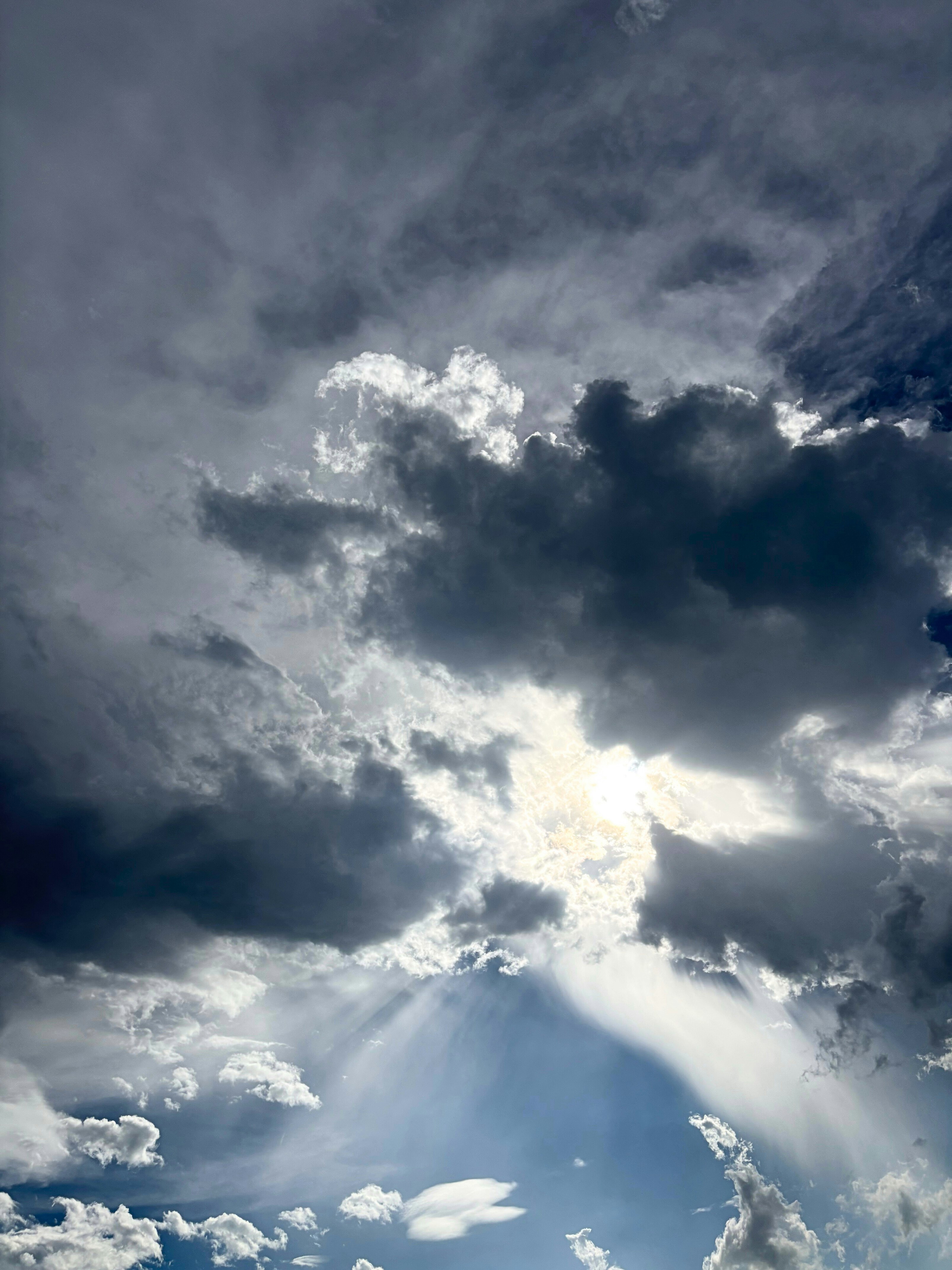 雲が広がる空と光の差し込む大気