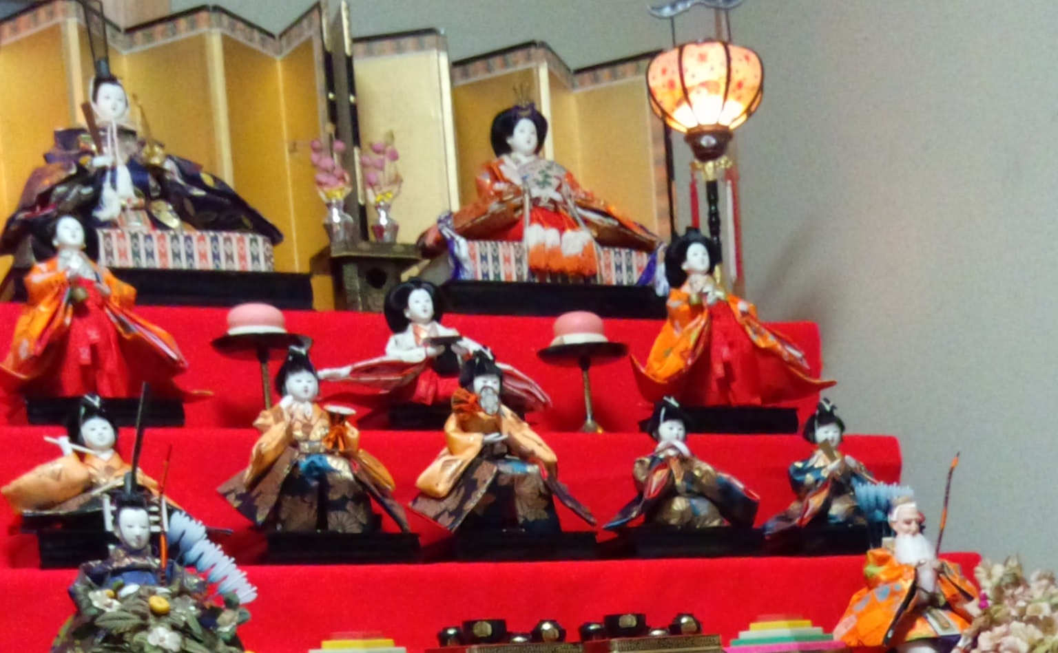 為雛祭展示的雛人偶色彩繽紛的服裝和傳統裝飾