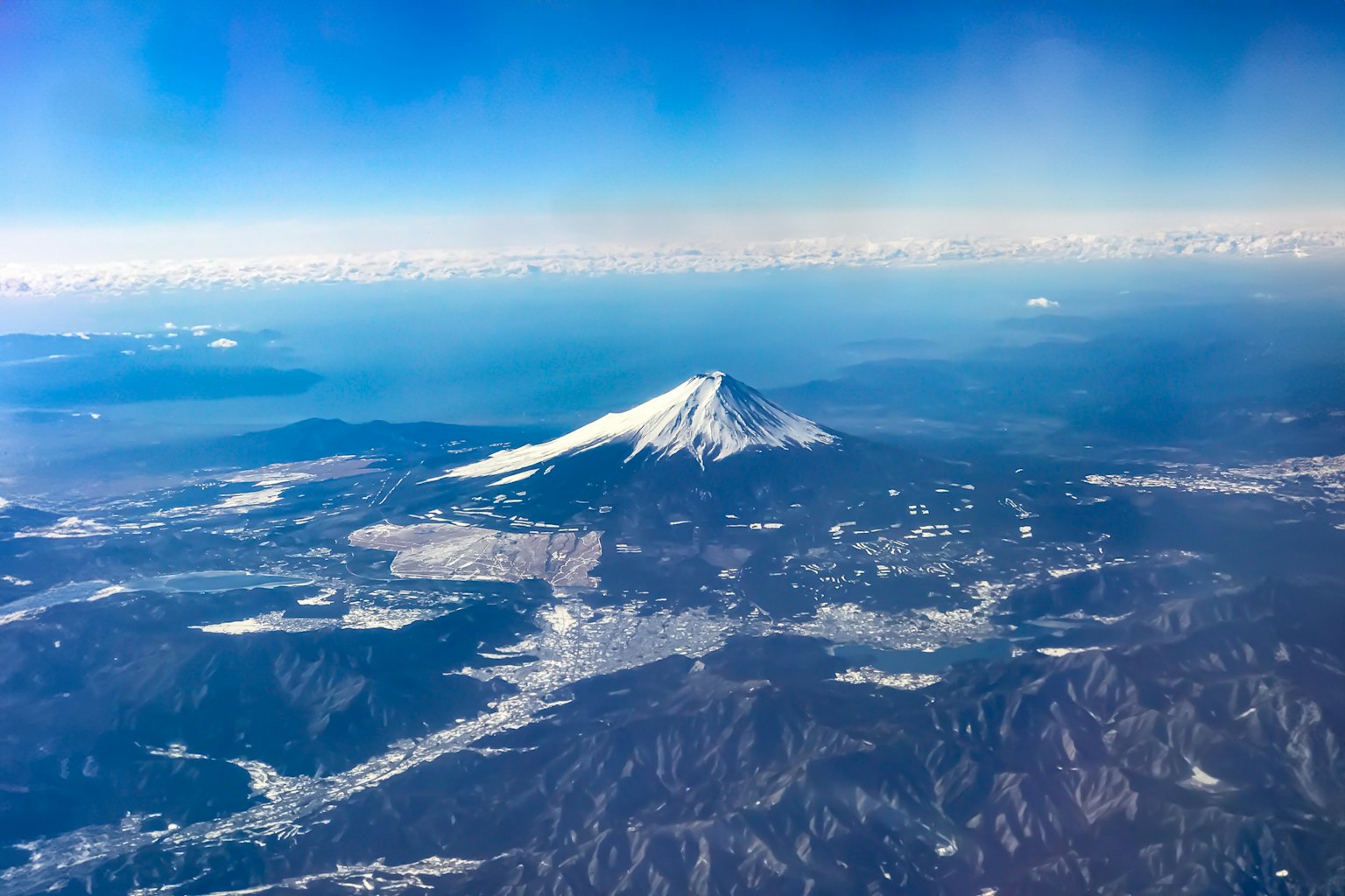 Mont Fuji enneigé avec la mer bleue environnante