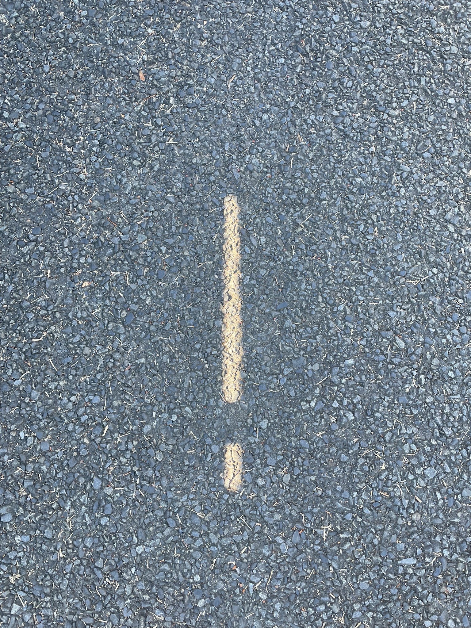 아스팔트에 그려진 노란색 느낌표