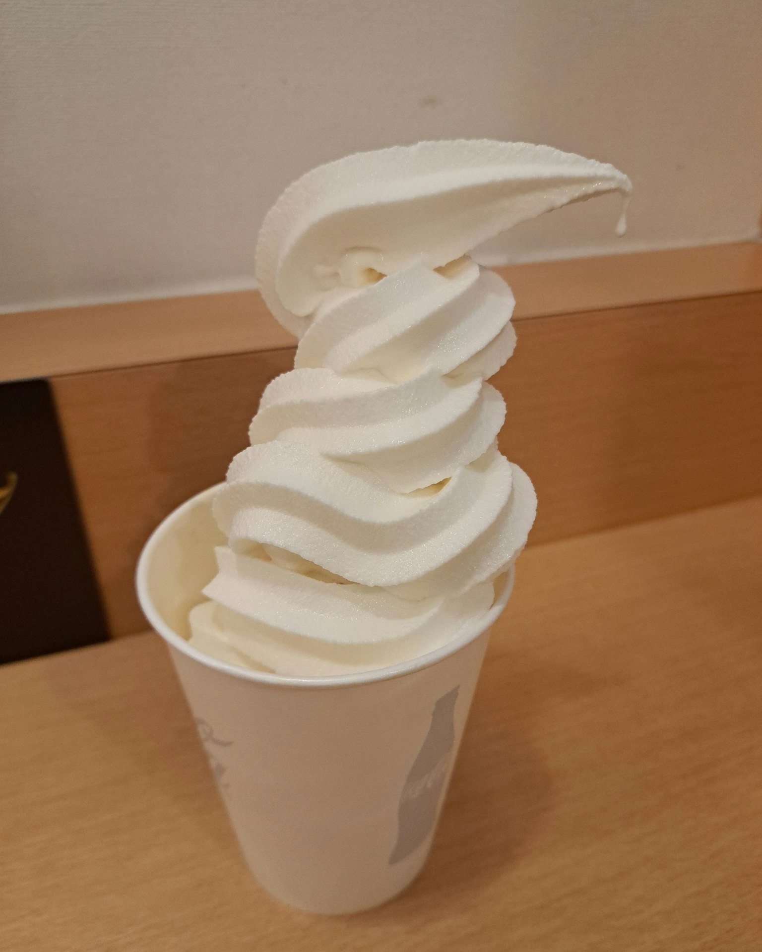 杯子裡的螺旋奶油軟冰淇淋