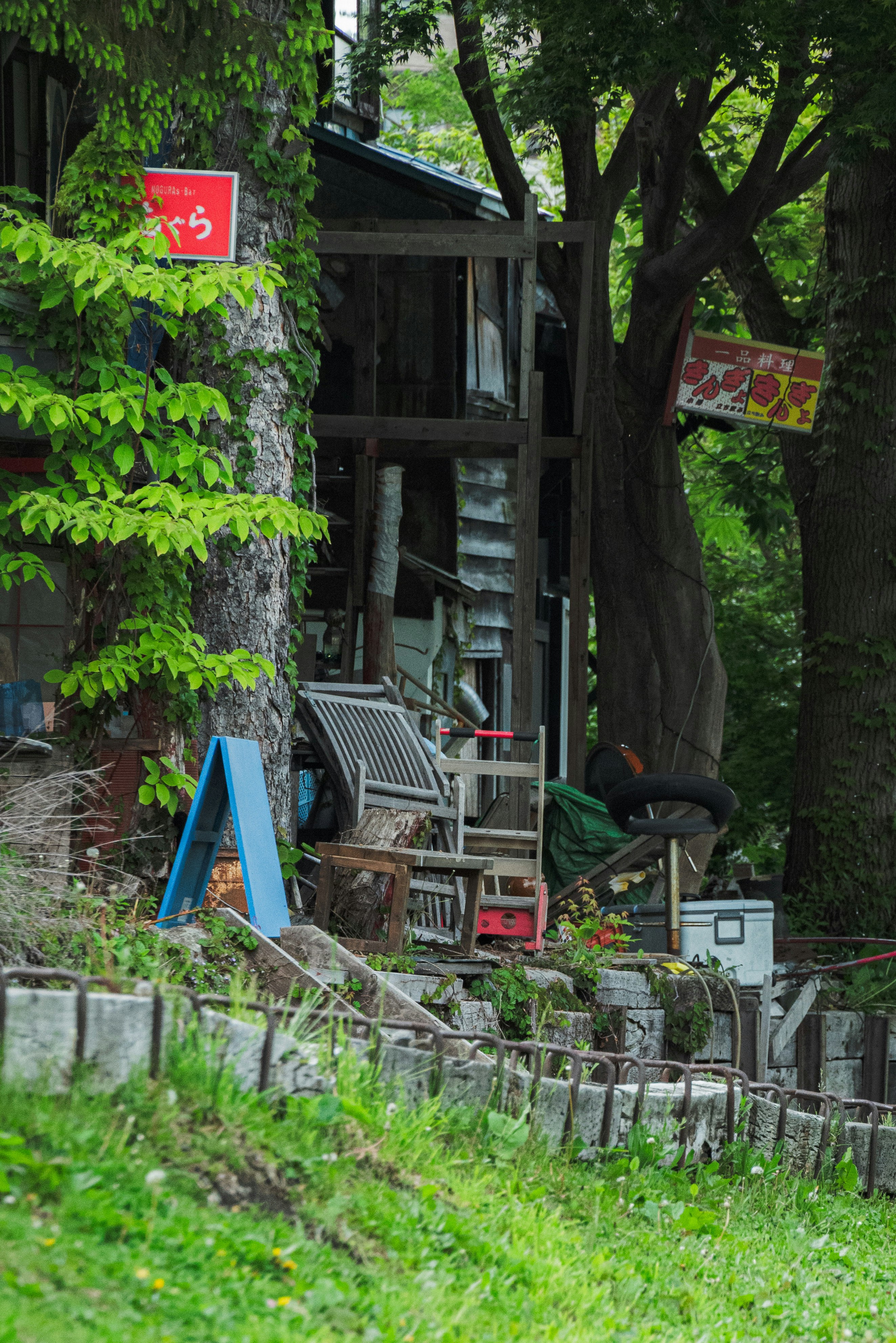小樽の路地にある木造の小さな店先と自転車