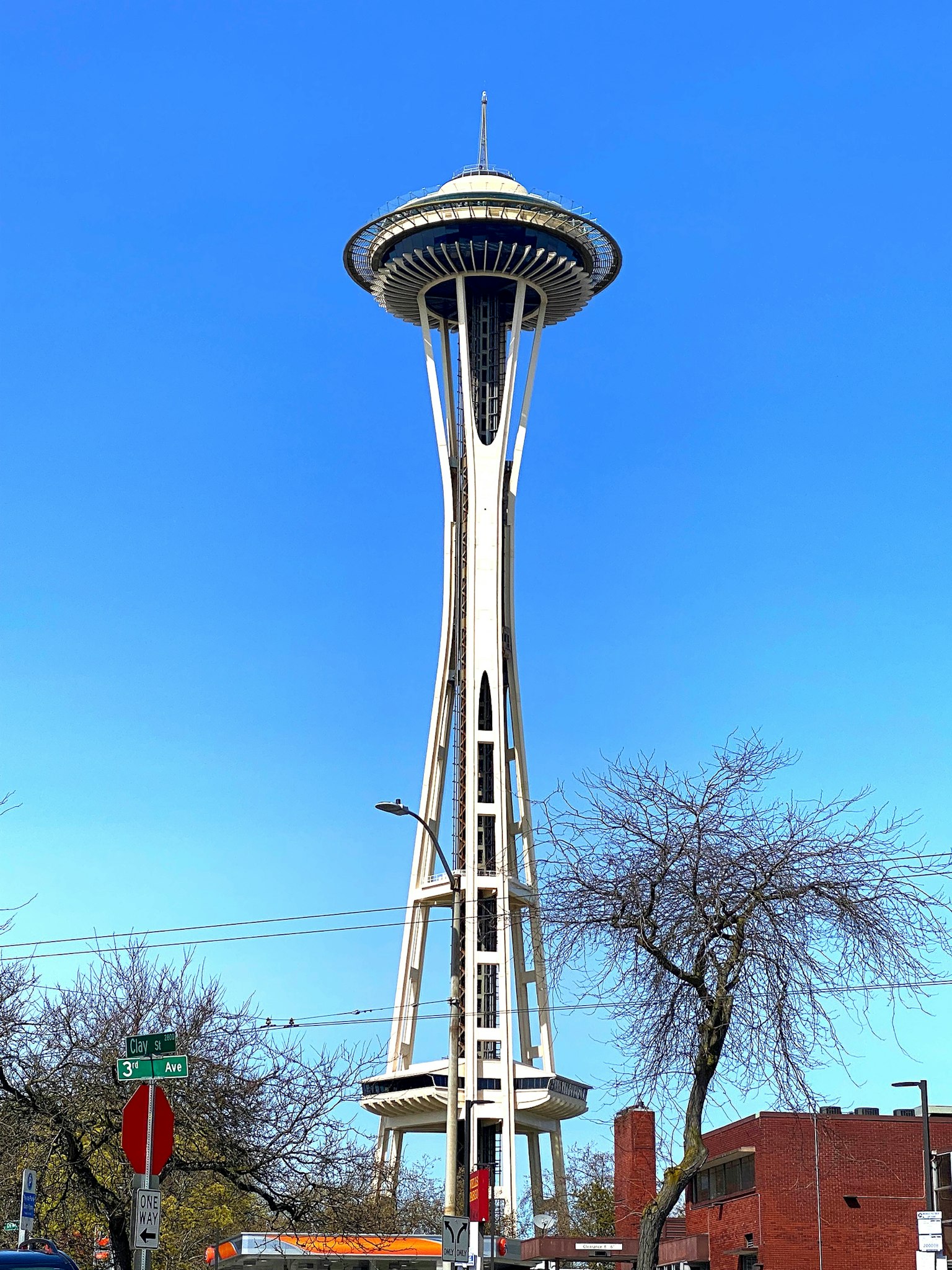 Space Needle Seattle berdiri di bawah langit biru yang cerah
