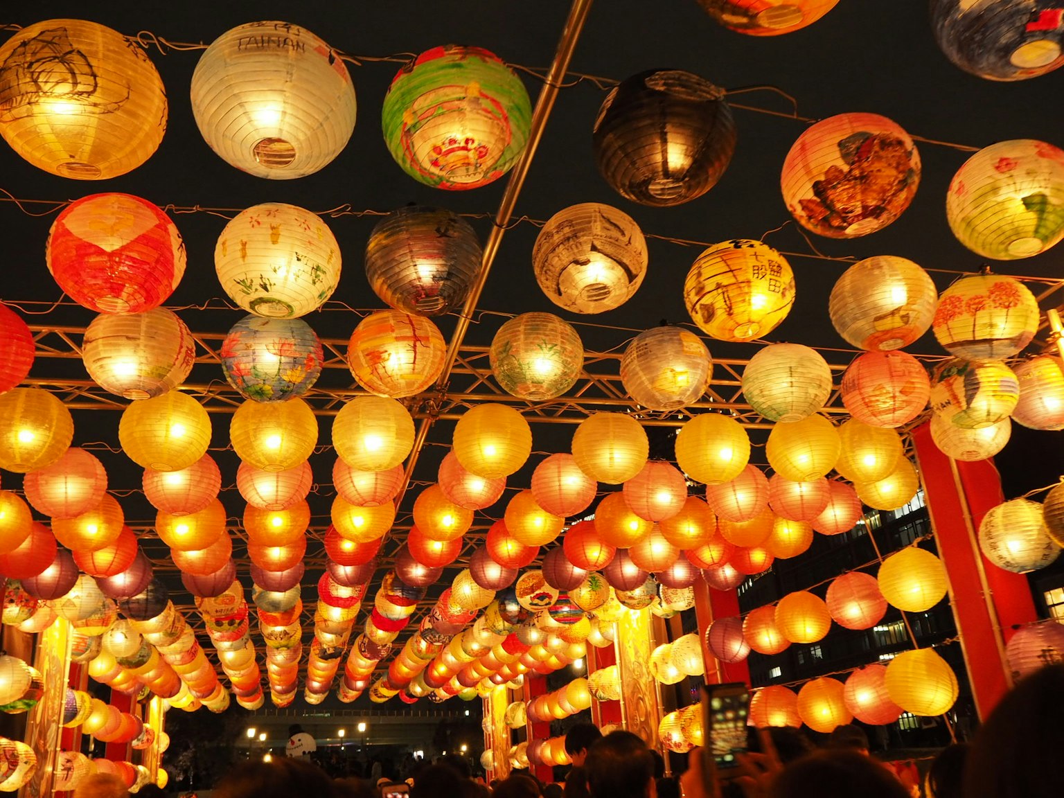 Một màn trình diễn rực rỡ của đèn lồng màu sắc treo trong bối cảnh lễ hội ban đêm