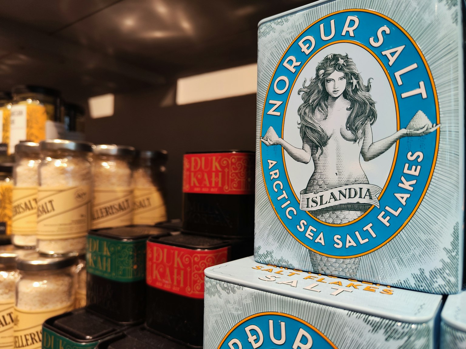 Image de l'emballage de Nordur Salt avec des flocons de sel de mer arctique et l'étiquette Islandia