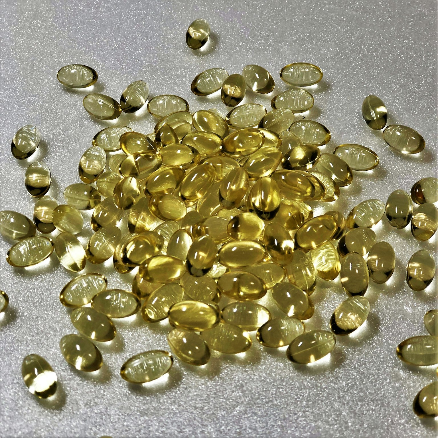 Un mucchio di capsule gialle sparse su una superficie