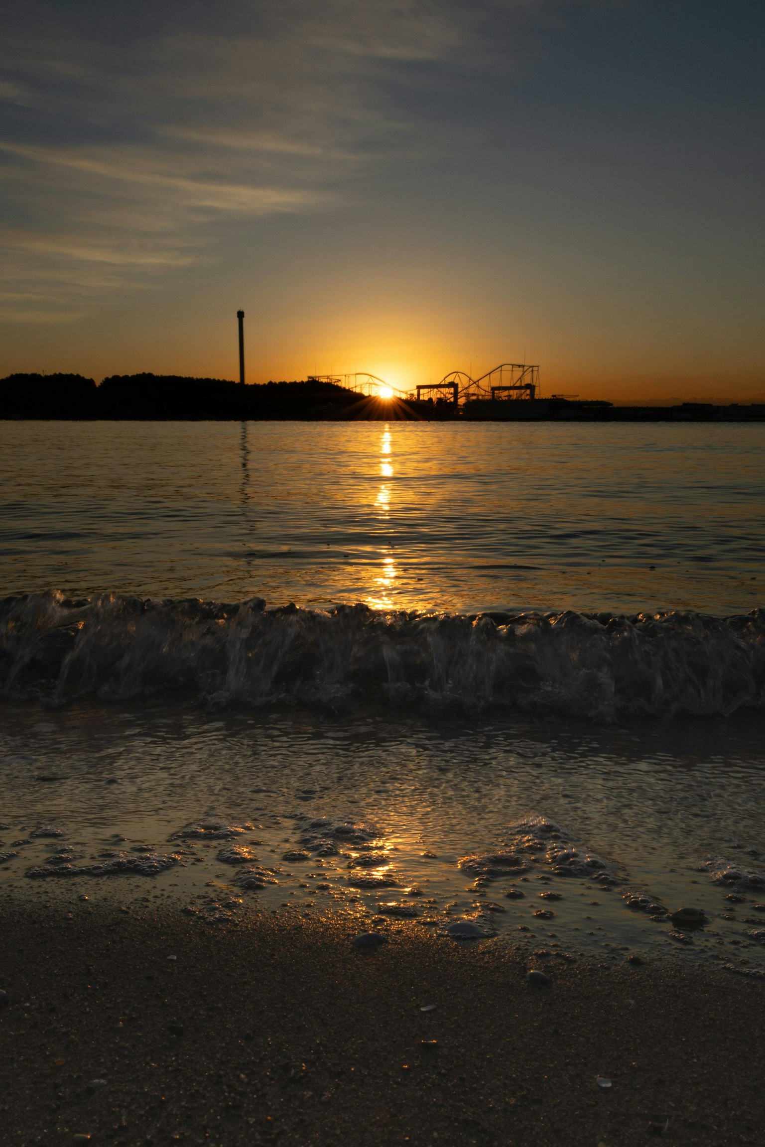 Atardecer sobre el océano reflejándose en la superficie del agua